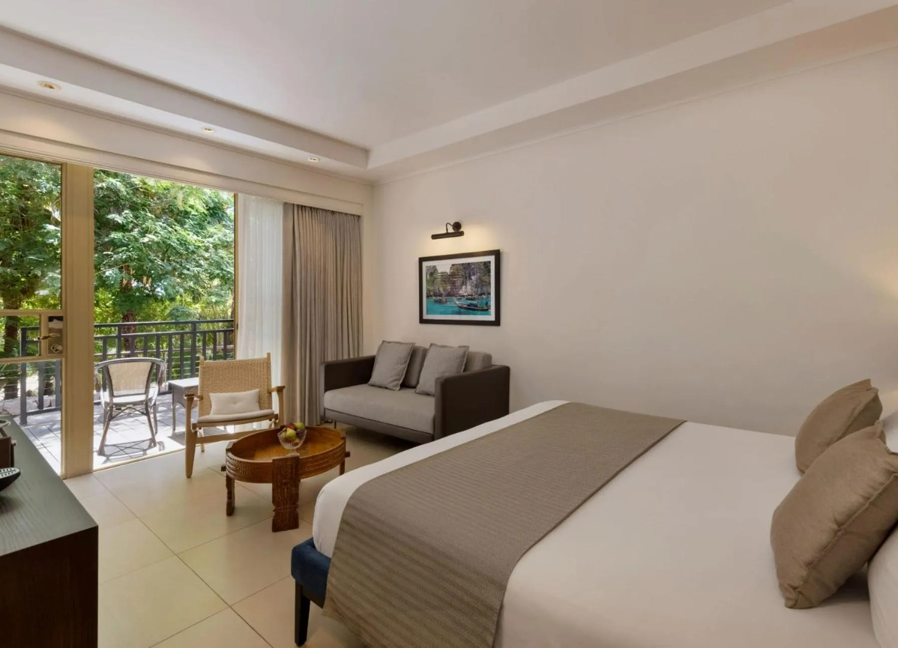 Bedroom, Bed in Herbert Samuel Royal Shangri-La Eilat