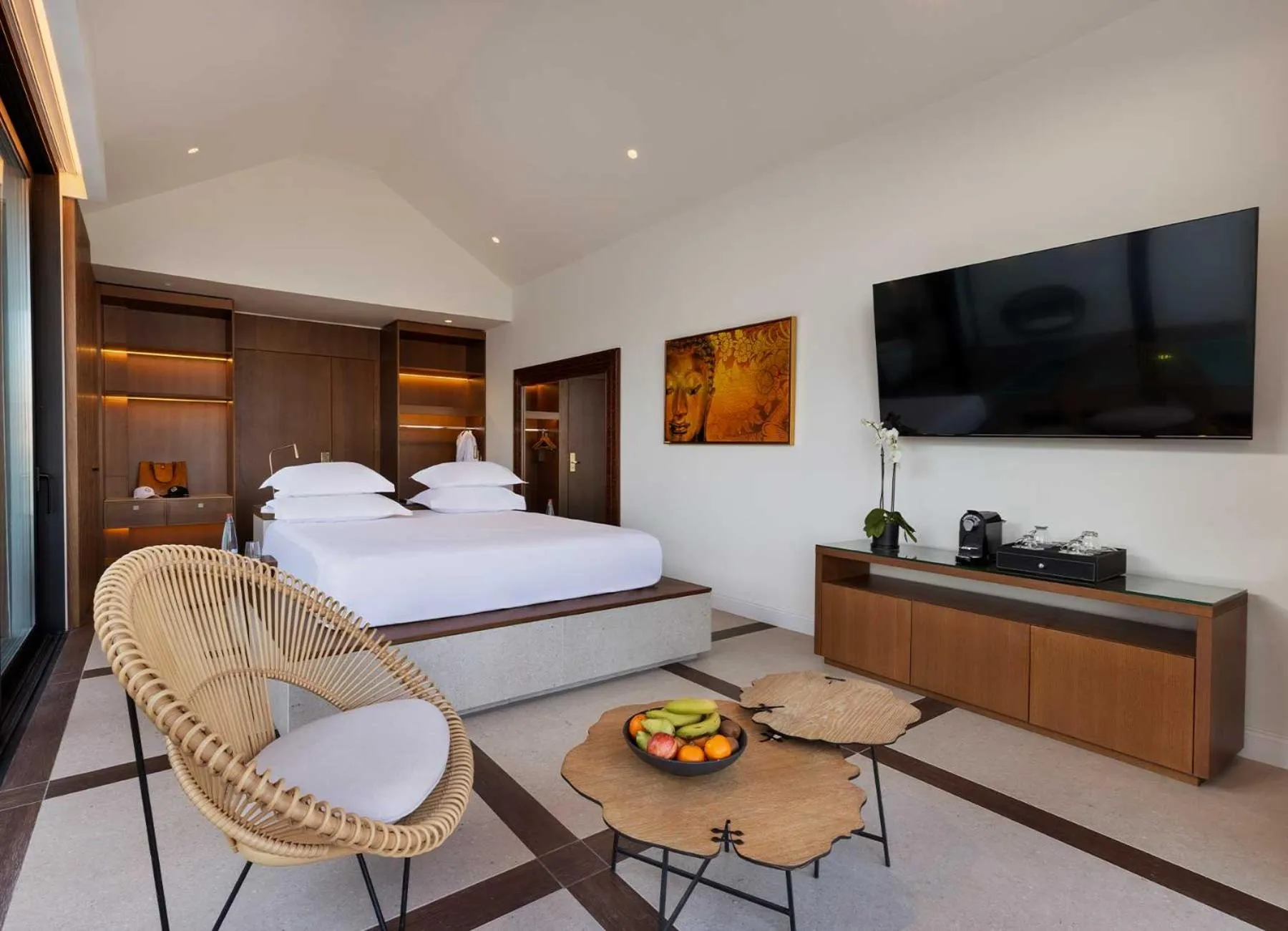 Living room, Bed in Herbert Samuel Royal Shangri-La Eilat