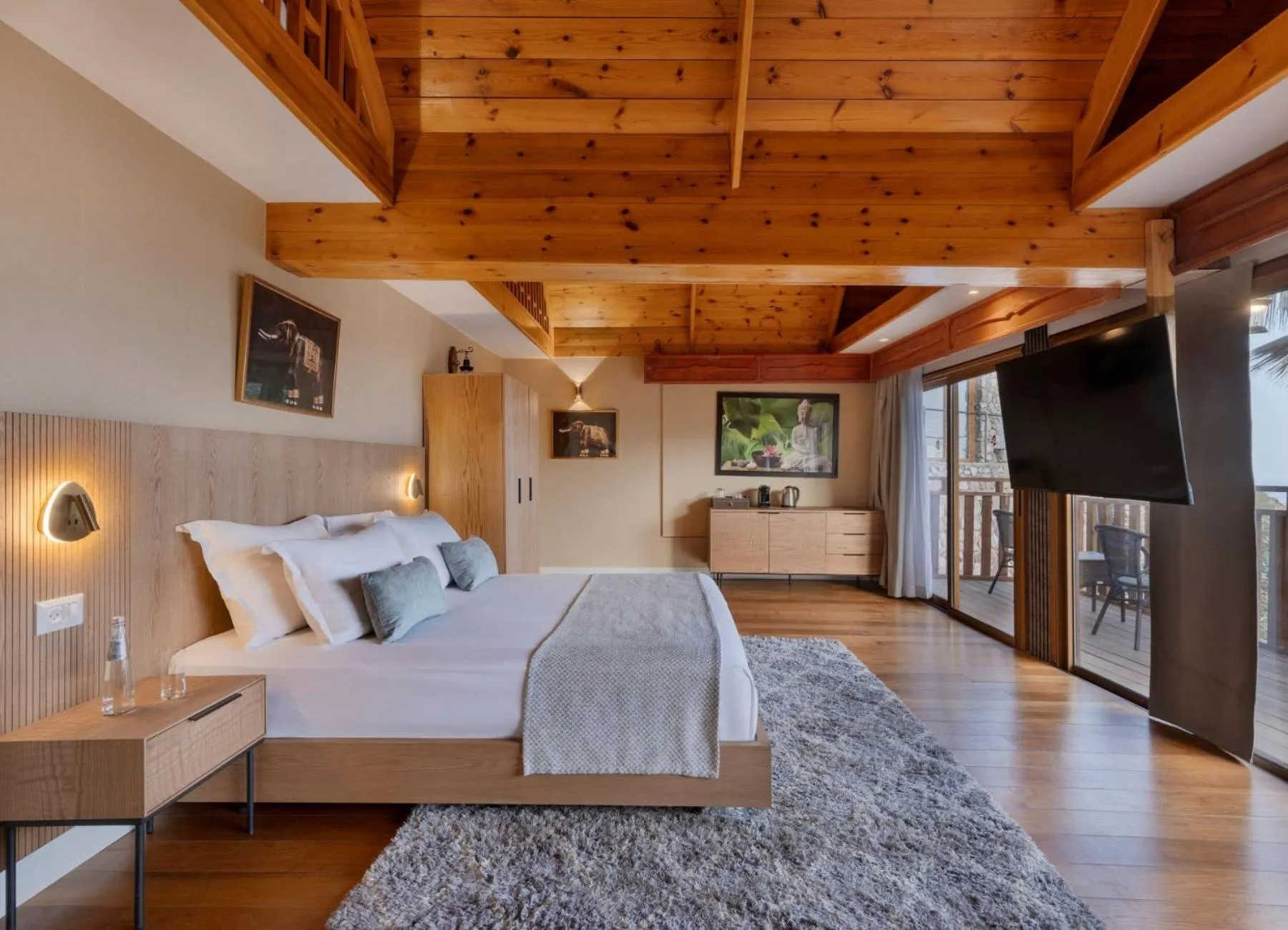 Bedroom, Bed in Herbert Samuel Royal Shangri-La Eilat