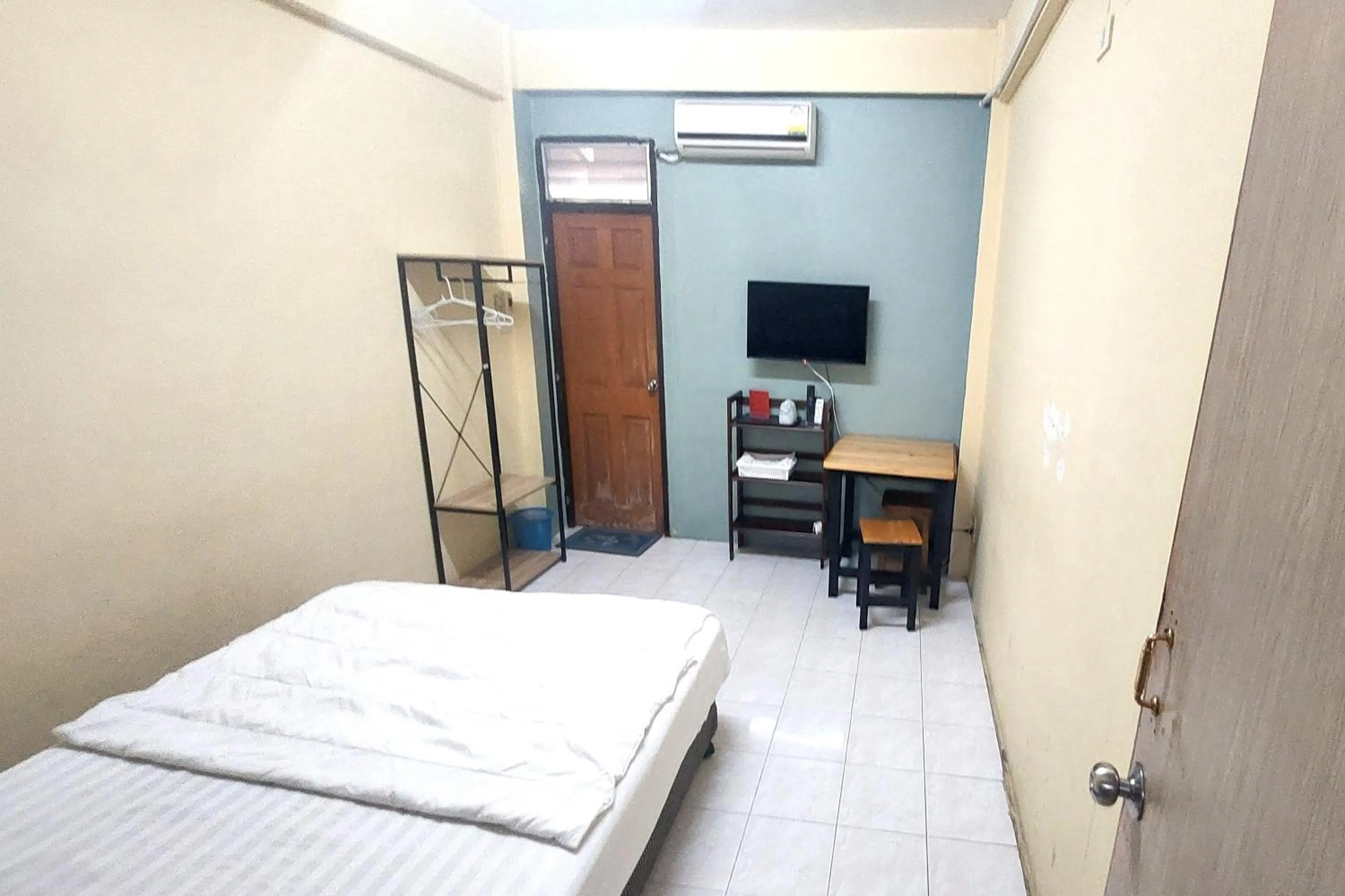 Standard Double Room in Sunshine Apartment