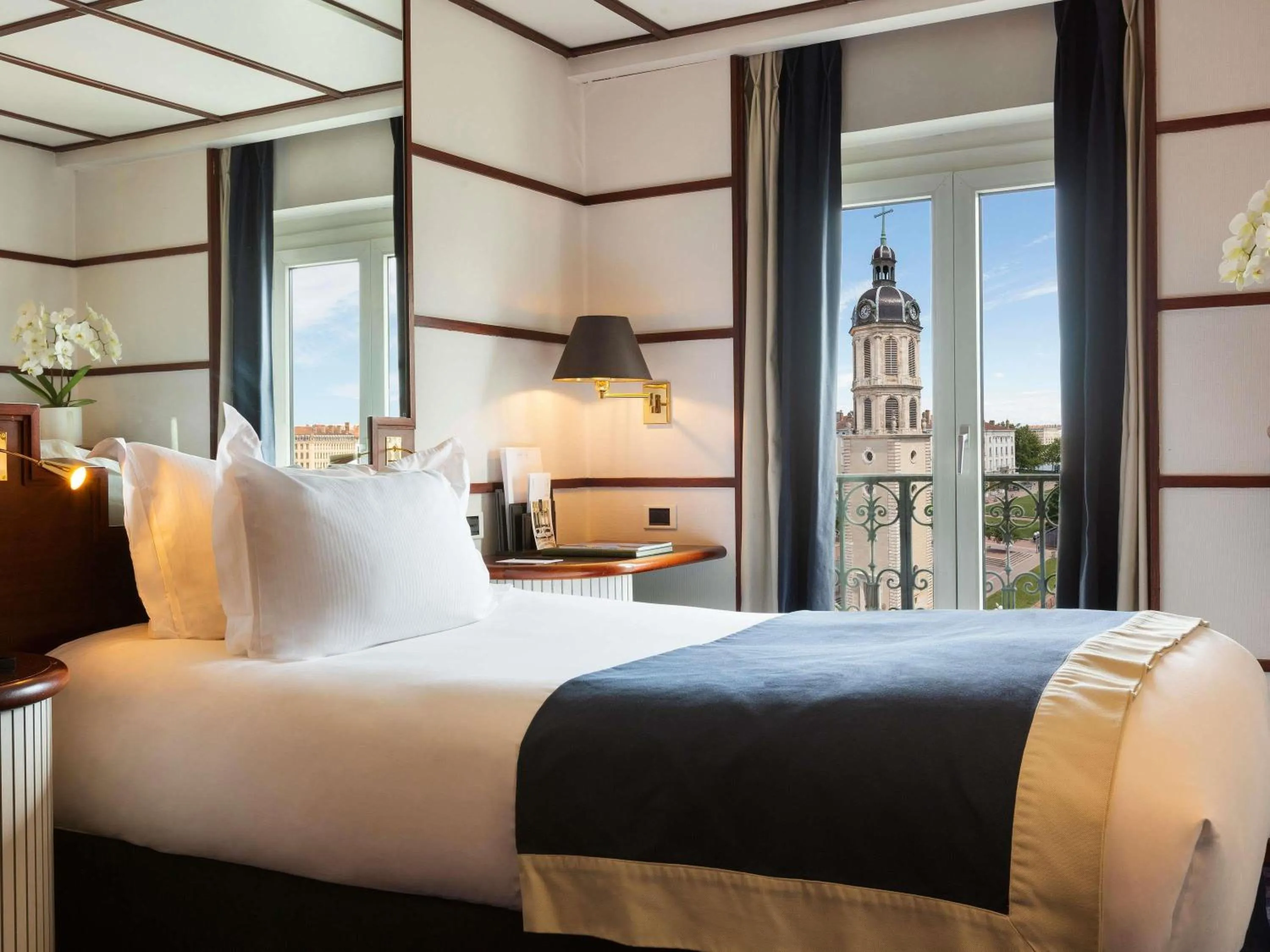 Bedroom, Bed in Le Royal Hotel Lyon - MGallery Collection