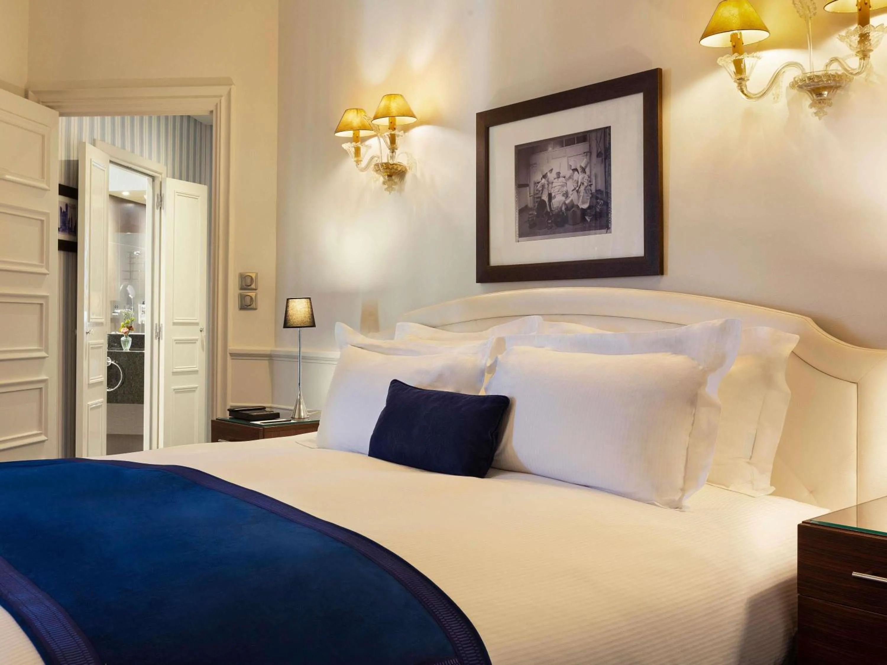 Bedroom, Bed in Le Royal Hotel Lyon - MGallery Collection