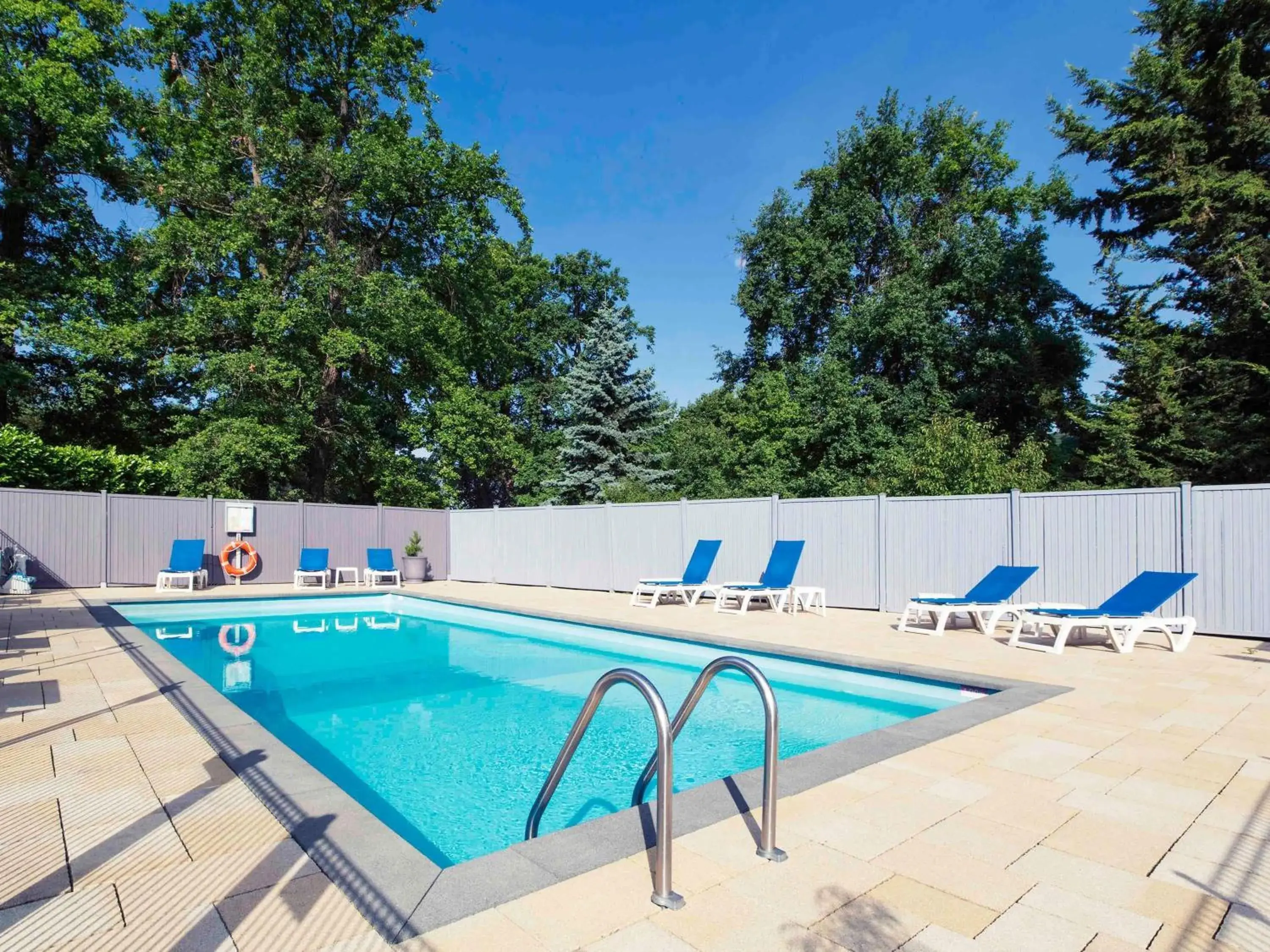 Pool view in Mercure Strasbourg Aéroport Pool view in Mercure Strasbourg Aéroport