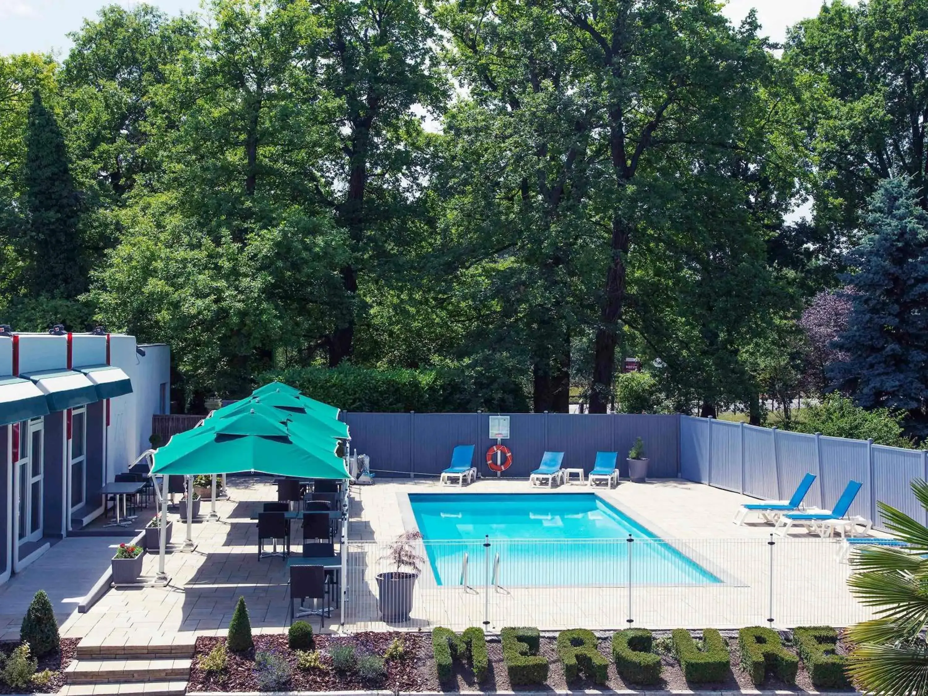Pool view in Mercure Strasbourg Aéroport Pool view in Mercure Strasbourg Aéroport