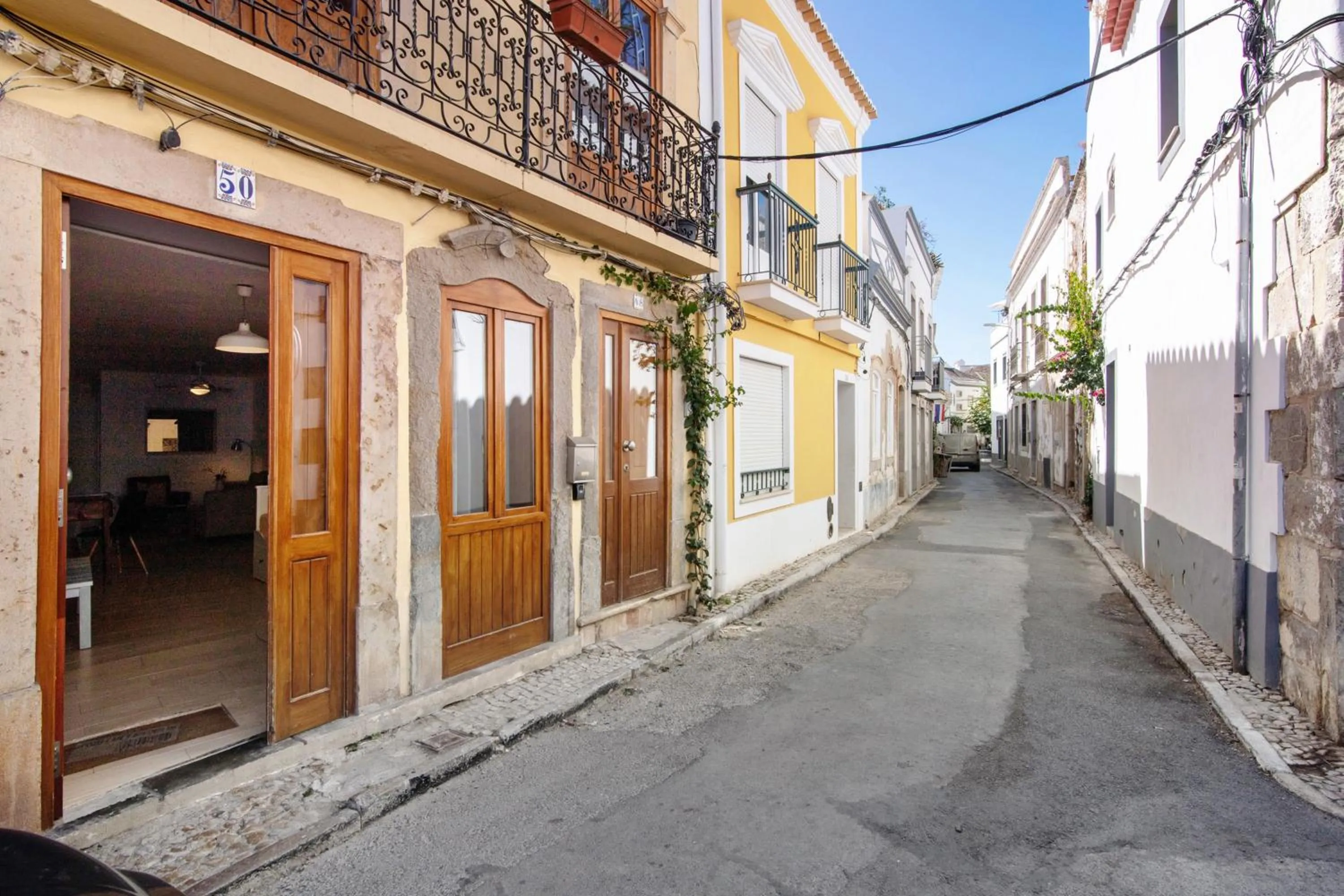 Property building in Casa Amarela