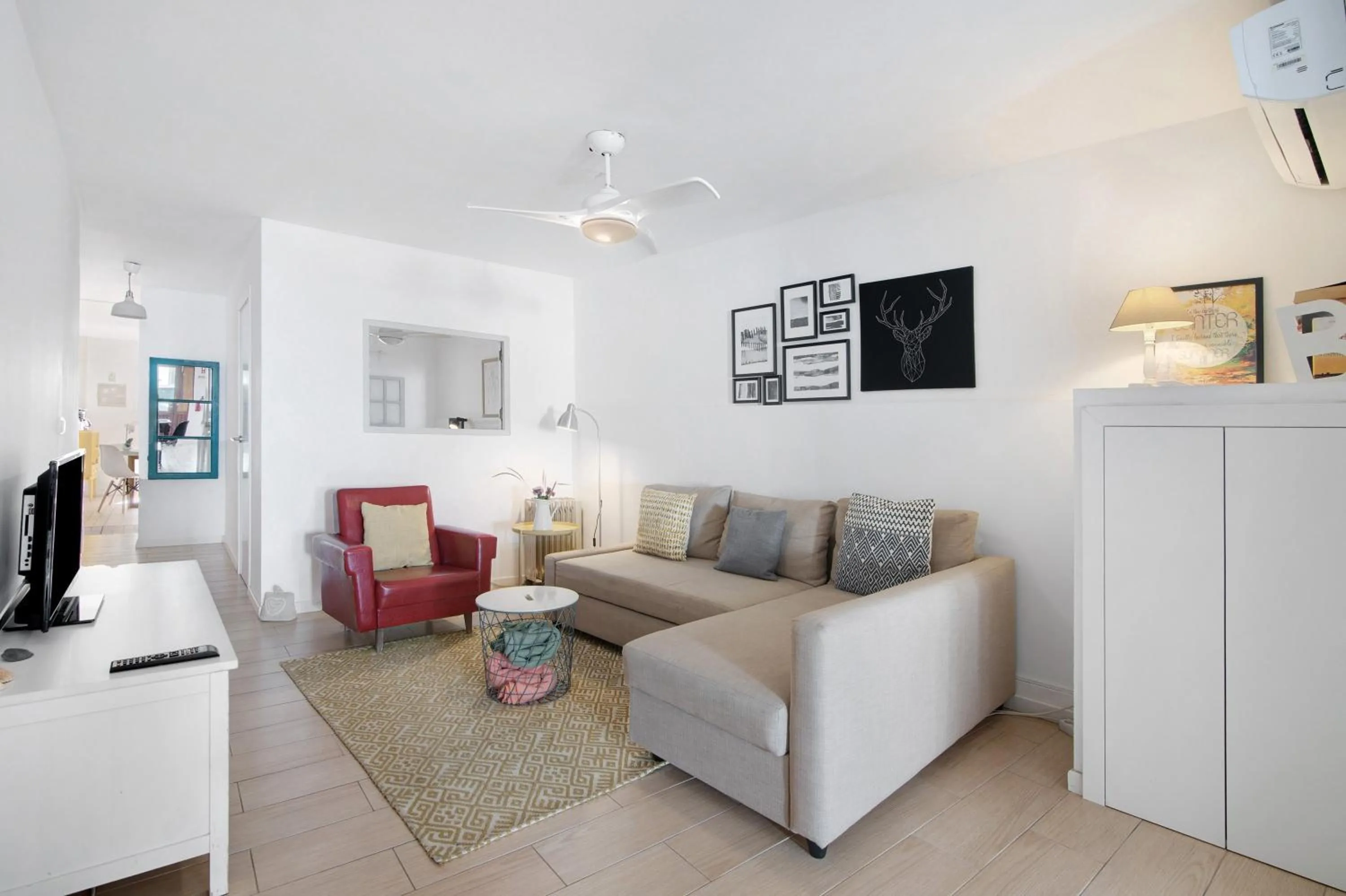 Property building in Casa Amarela