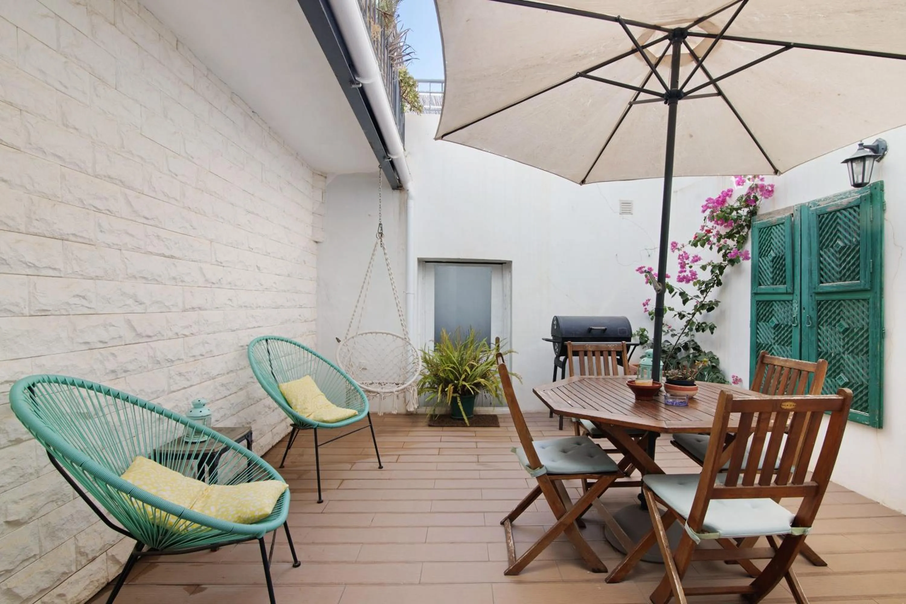 Property building in Casa Amarela