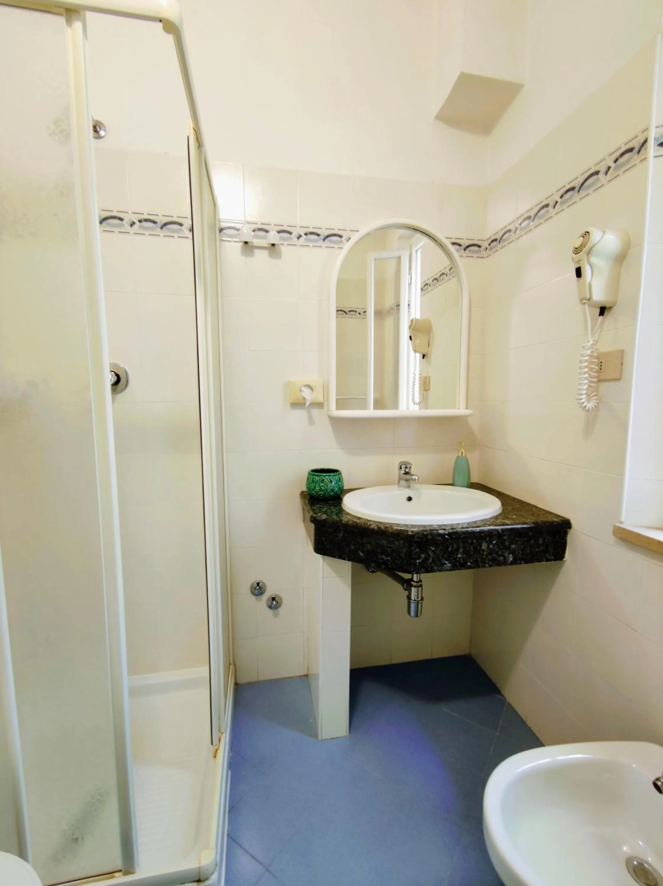 Bathroom in Hotel Adria B&B - Colazione fino alle 12