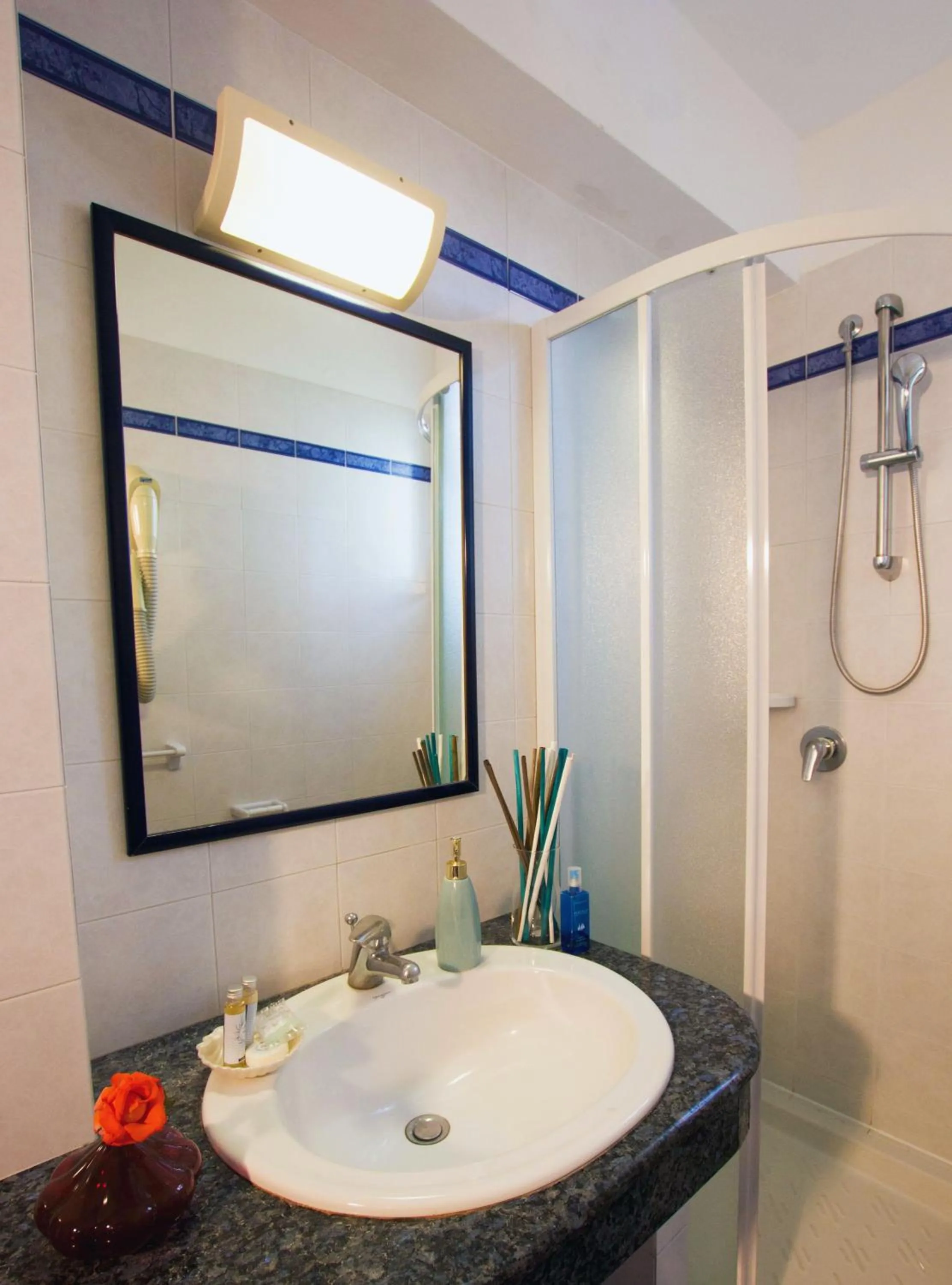 Bathroom in Hotel Adria B&B - Colazione fino alle 12