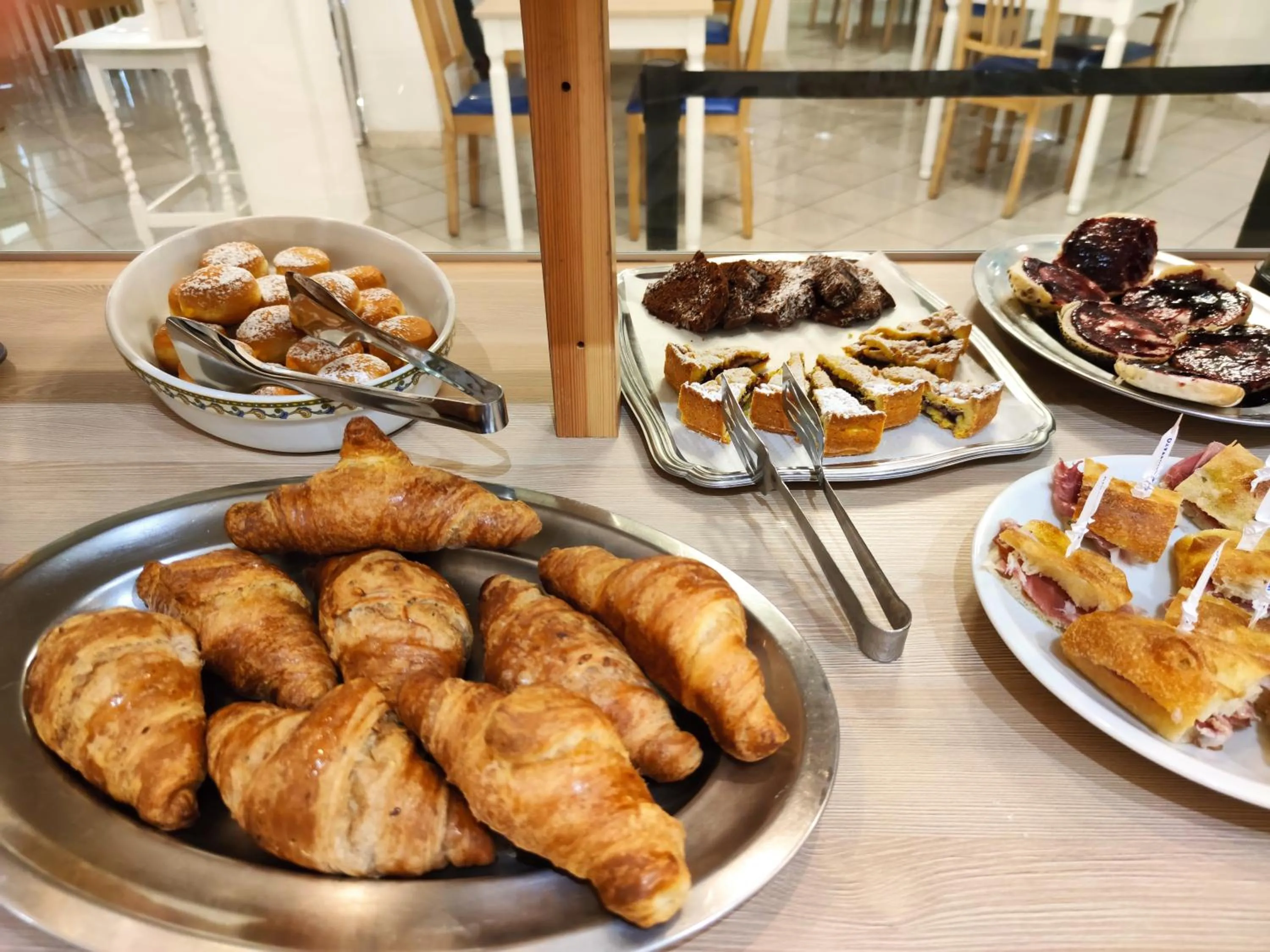 Food and drinks in Hotel Adria B&B - Colazione fino alle 12