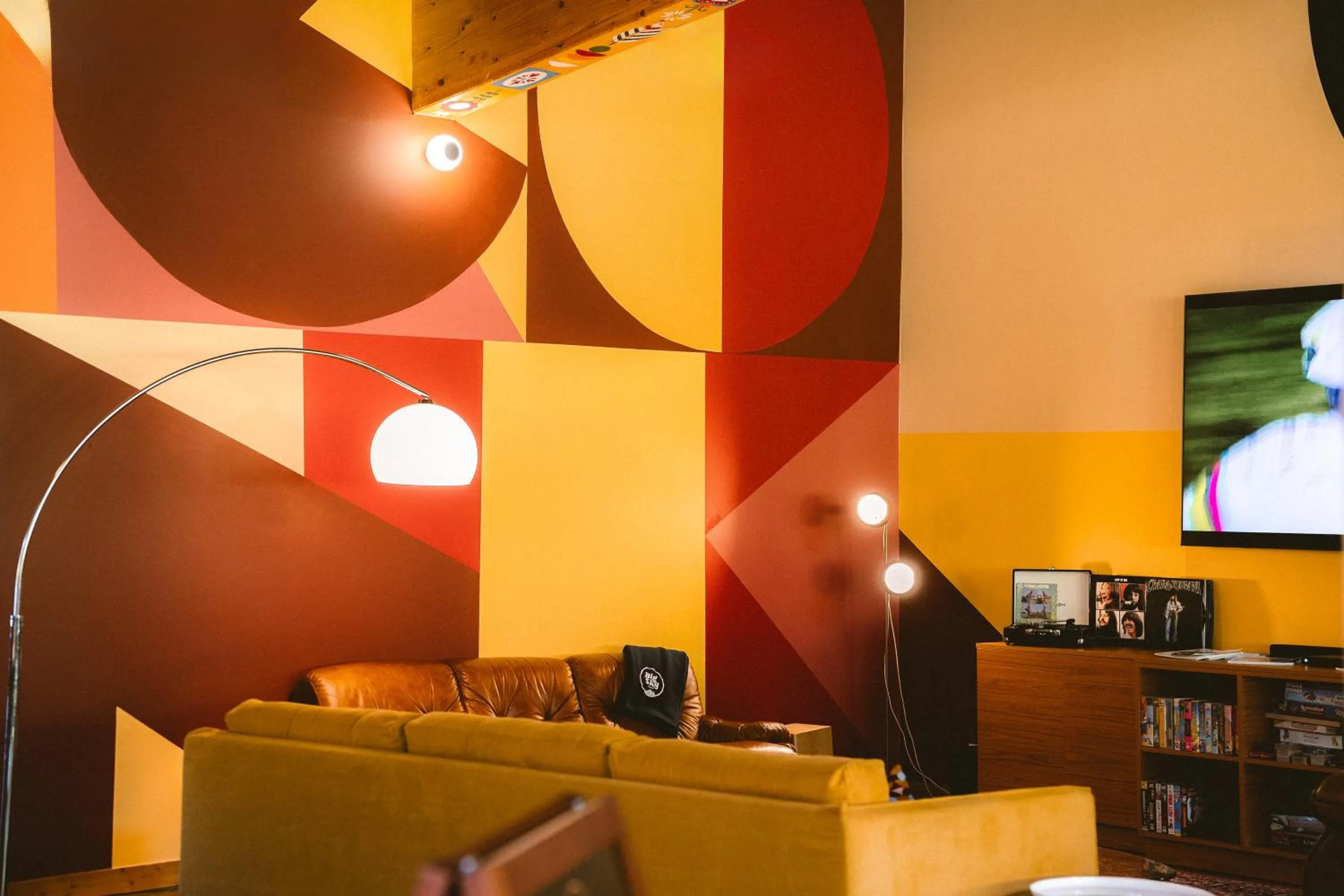 Communal lounge/ TV room in Big Sky Hotel & Spa