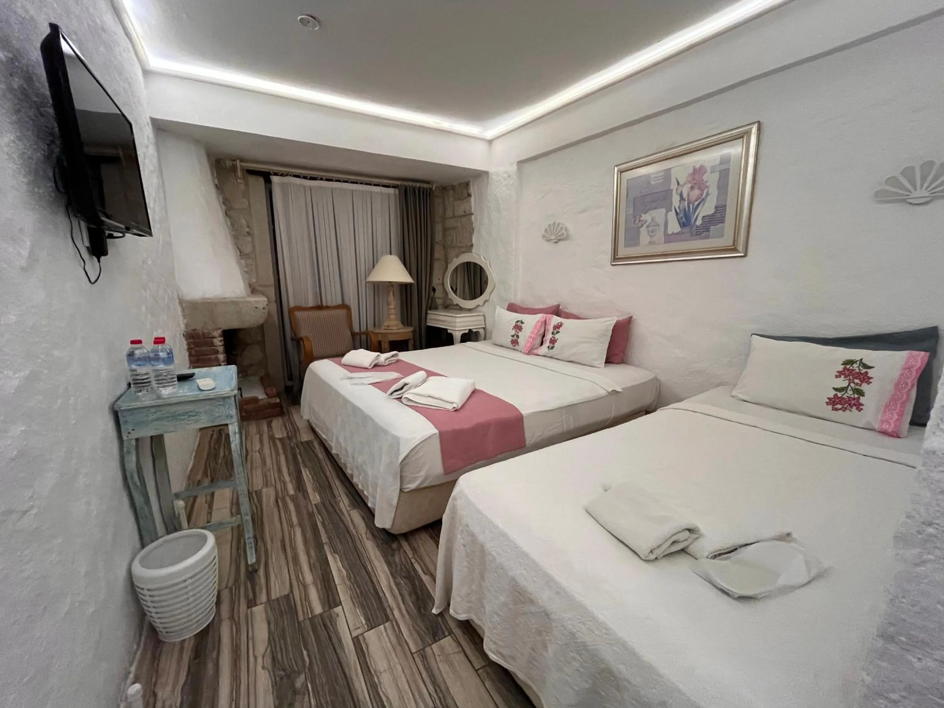 Living room, Bed in Alacati Asmali Konak Hotel