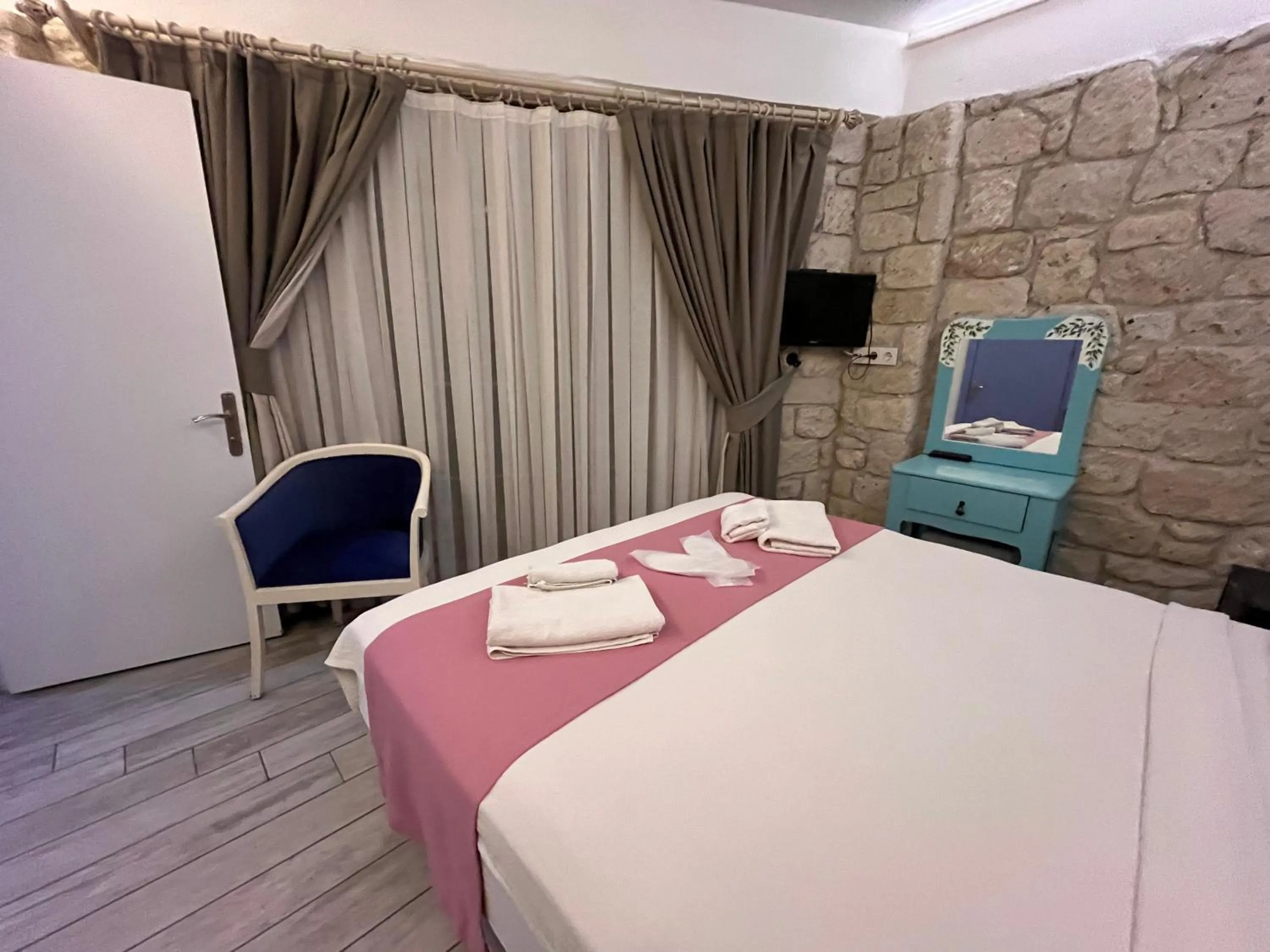 Photo of the whole room, Bed in Alacati Asmali Konak Hotel