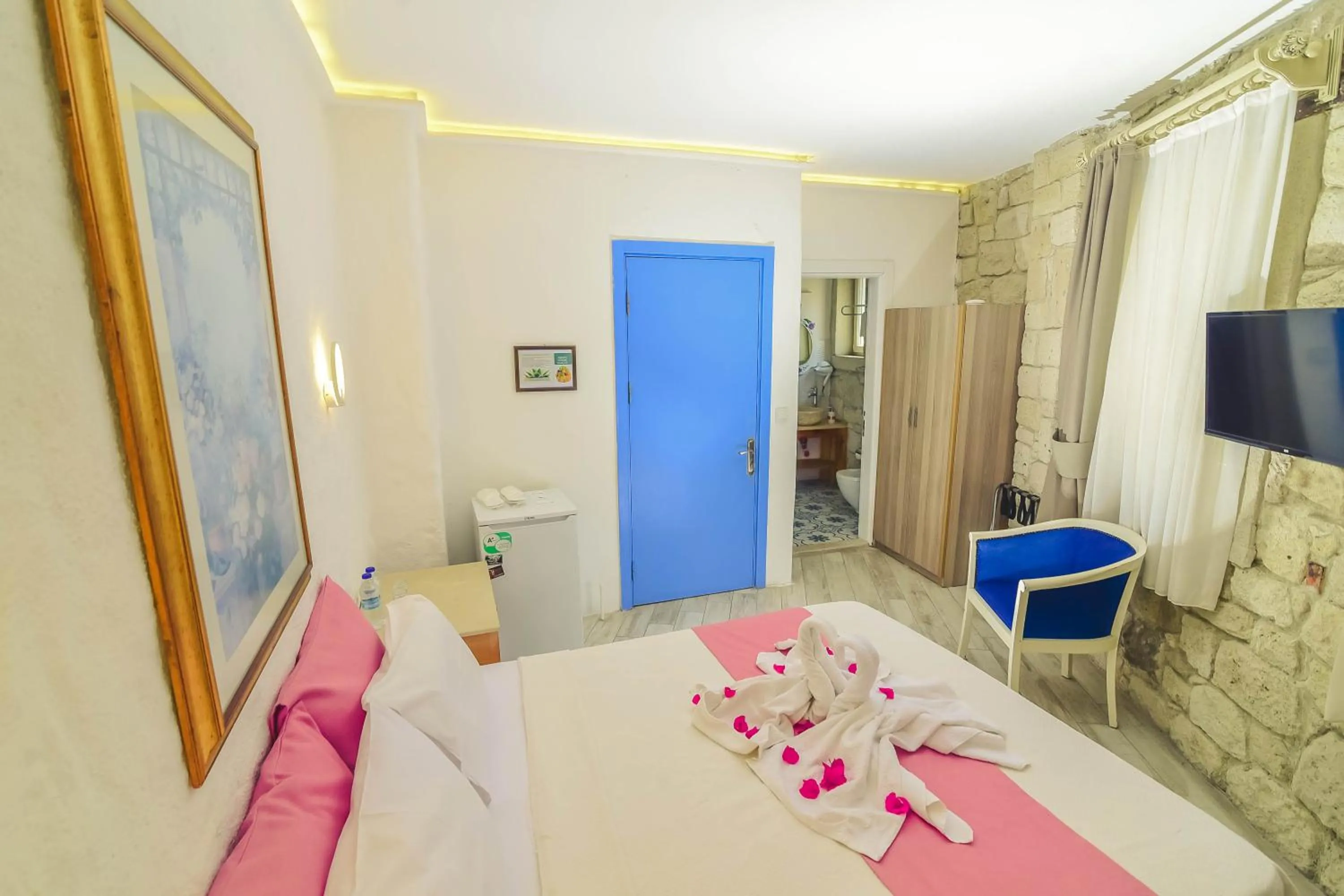 Quiet street view, Bed in Alacati Asmali Konak Hotel