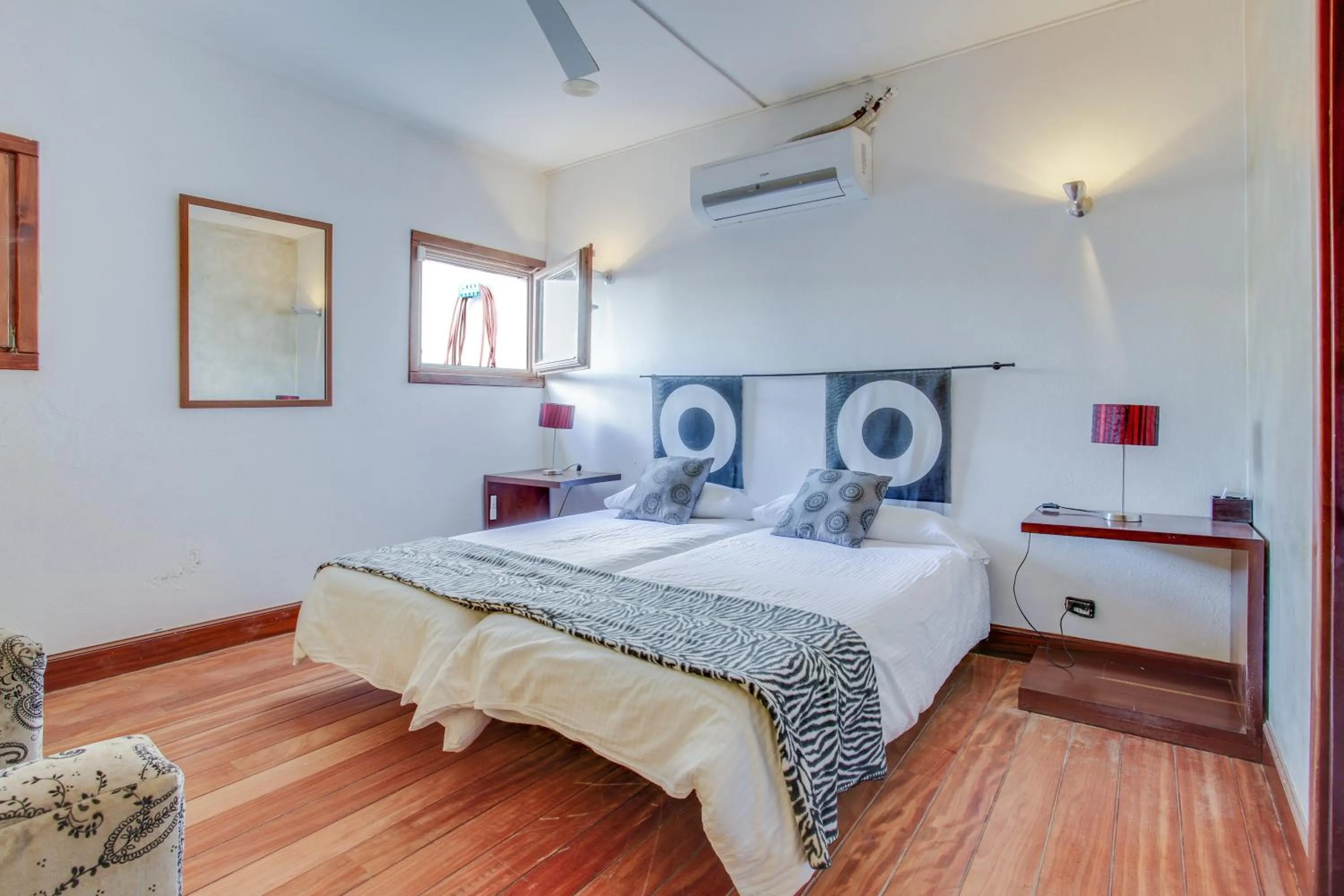 Living room, Bed in Villa Abaego