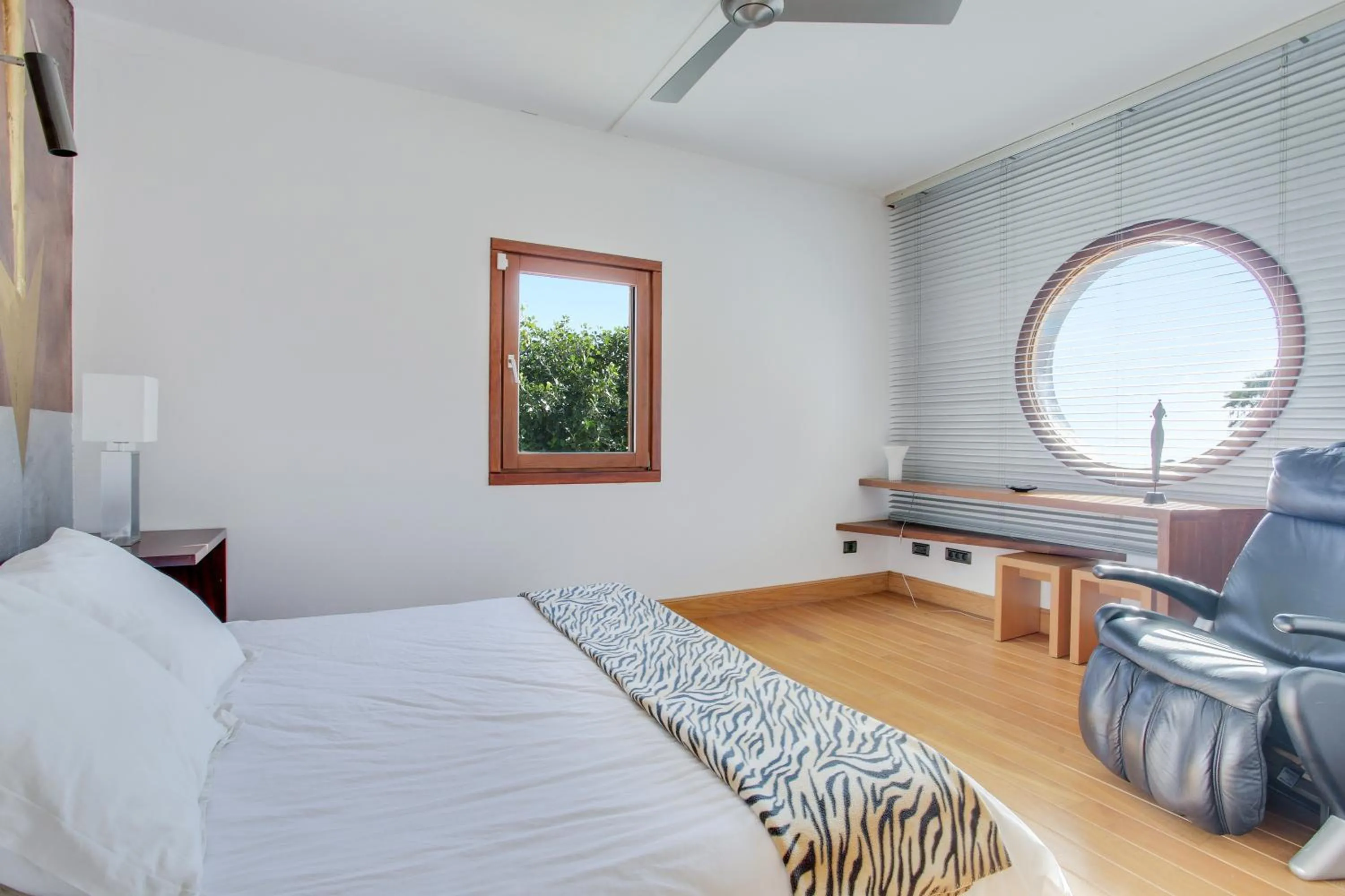 Living room, Bed in Villa Abaego