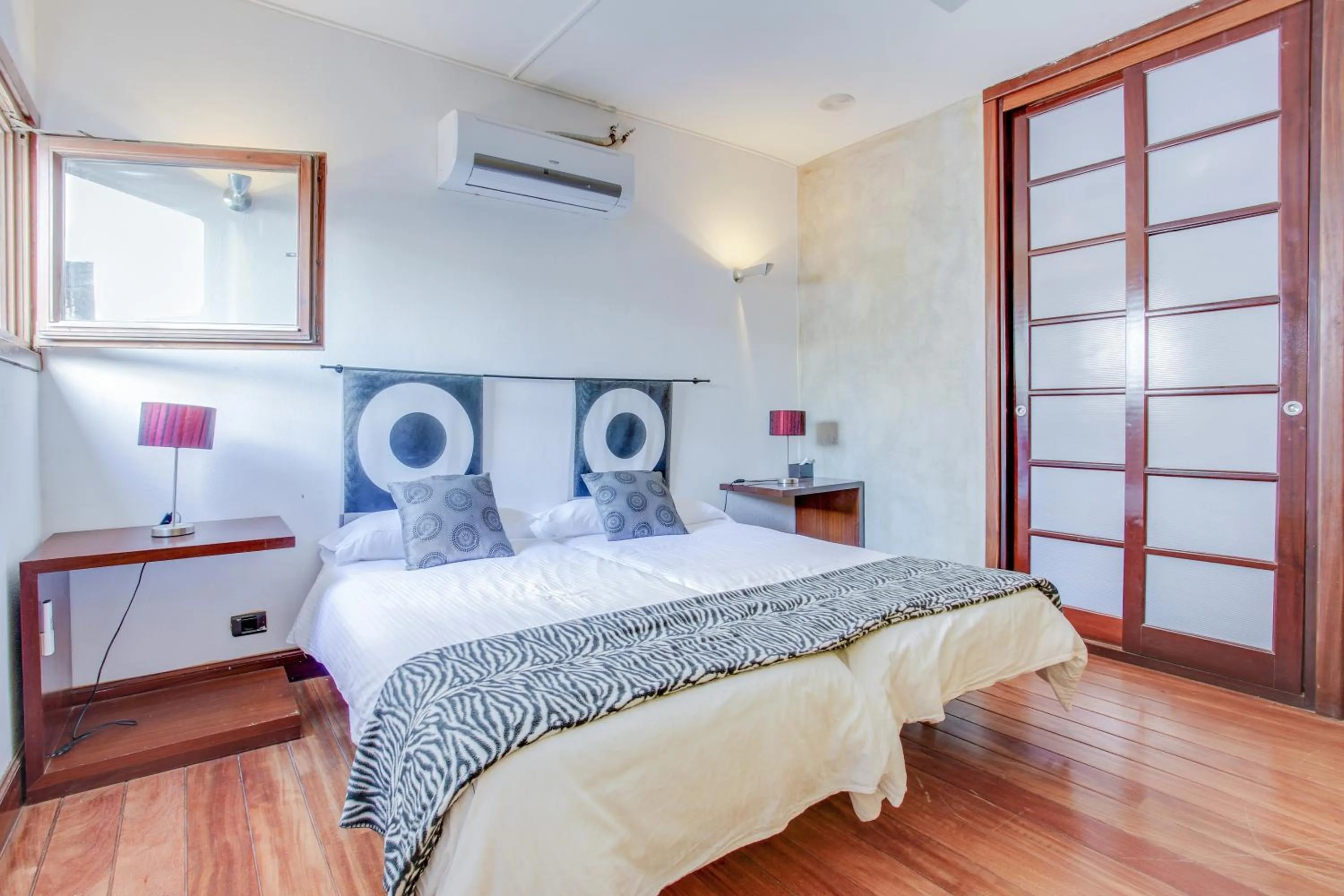 Living room, Bed in Villa Abaego