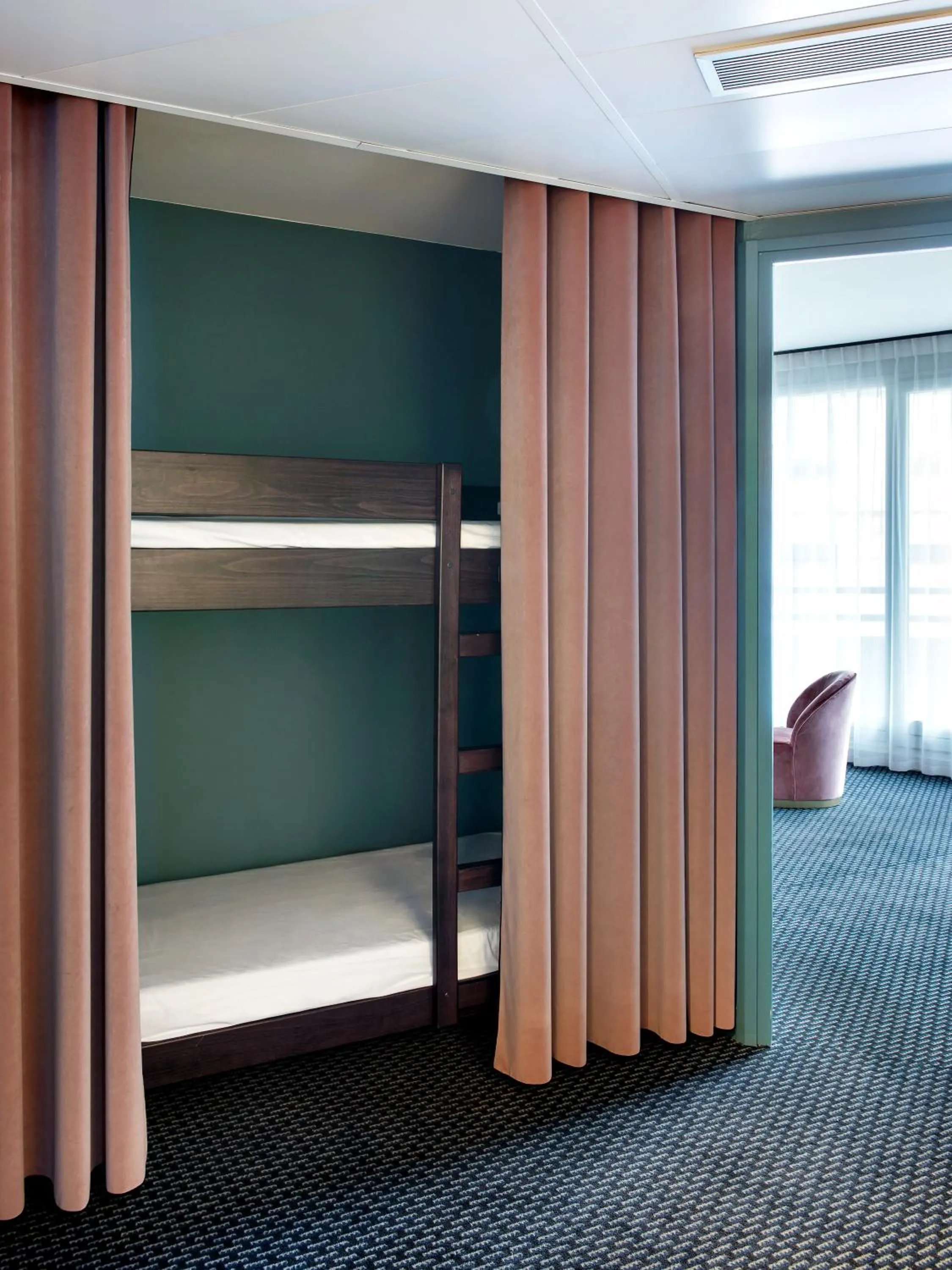 young children, Bed in Best Western Hotel du Pont Wilson