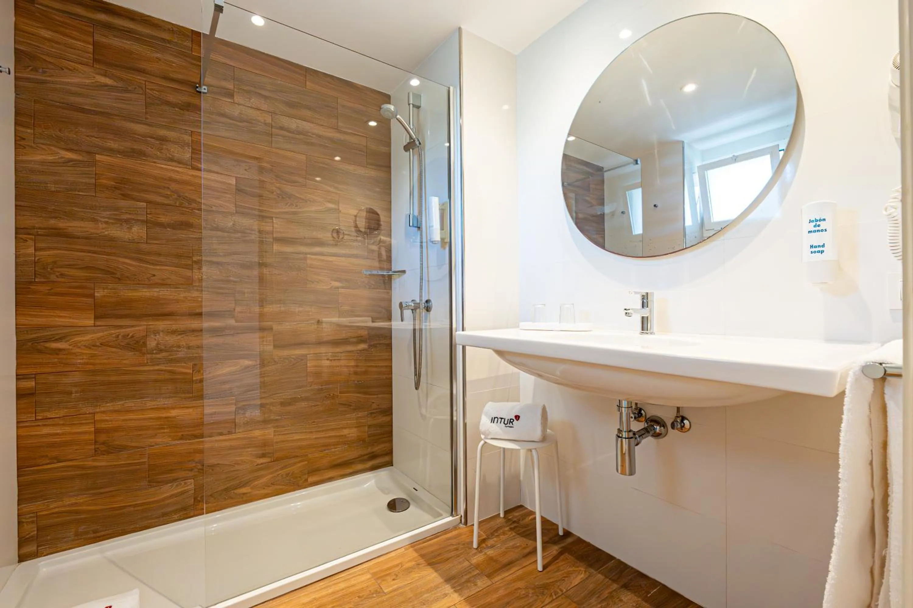 Shower in Hotel Rosella affiliated by Intelier