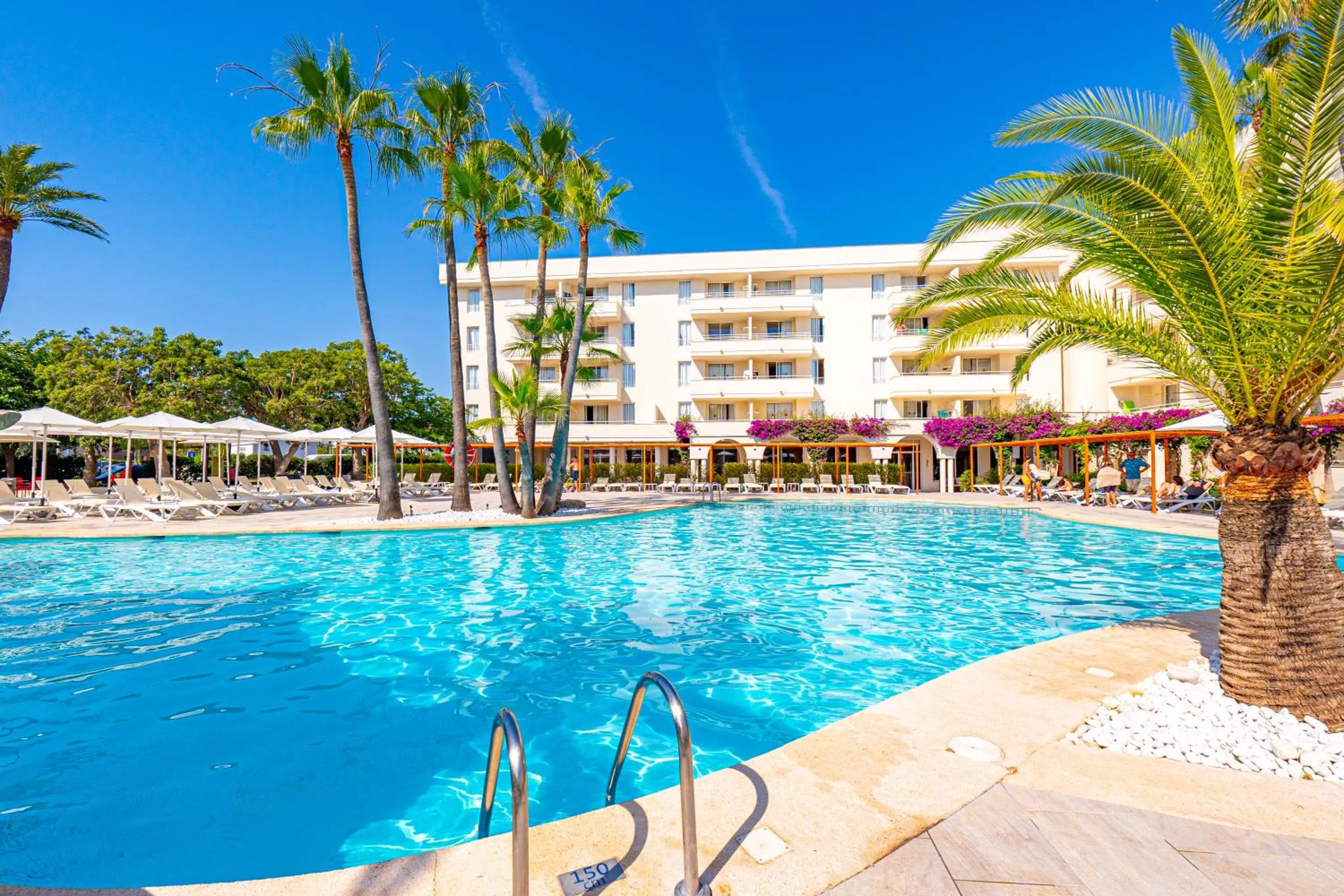 Swimming pool in Hotel Rosella affiliated by Intelier