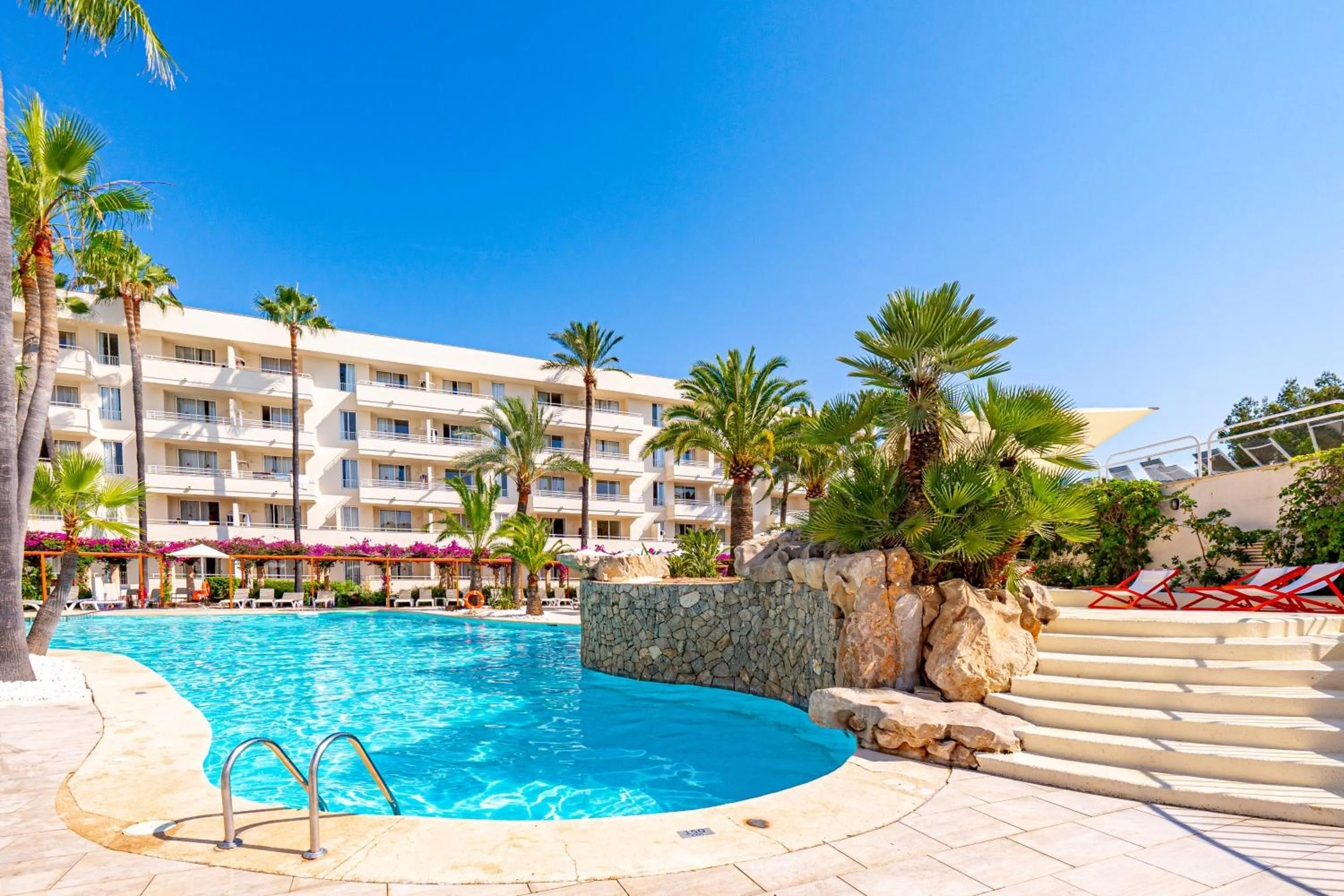 Swimming pool in Hotel Rosella affiliated by Intelier