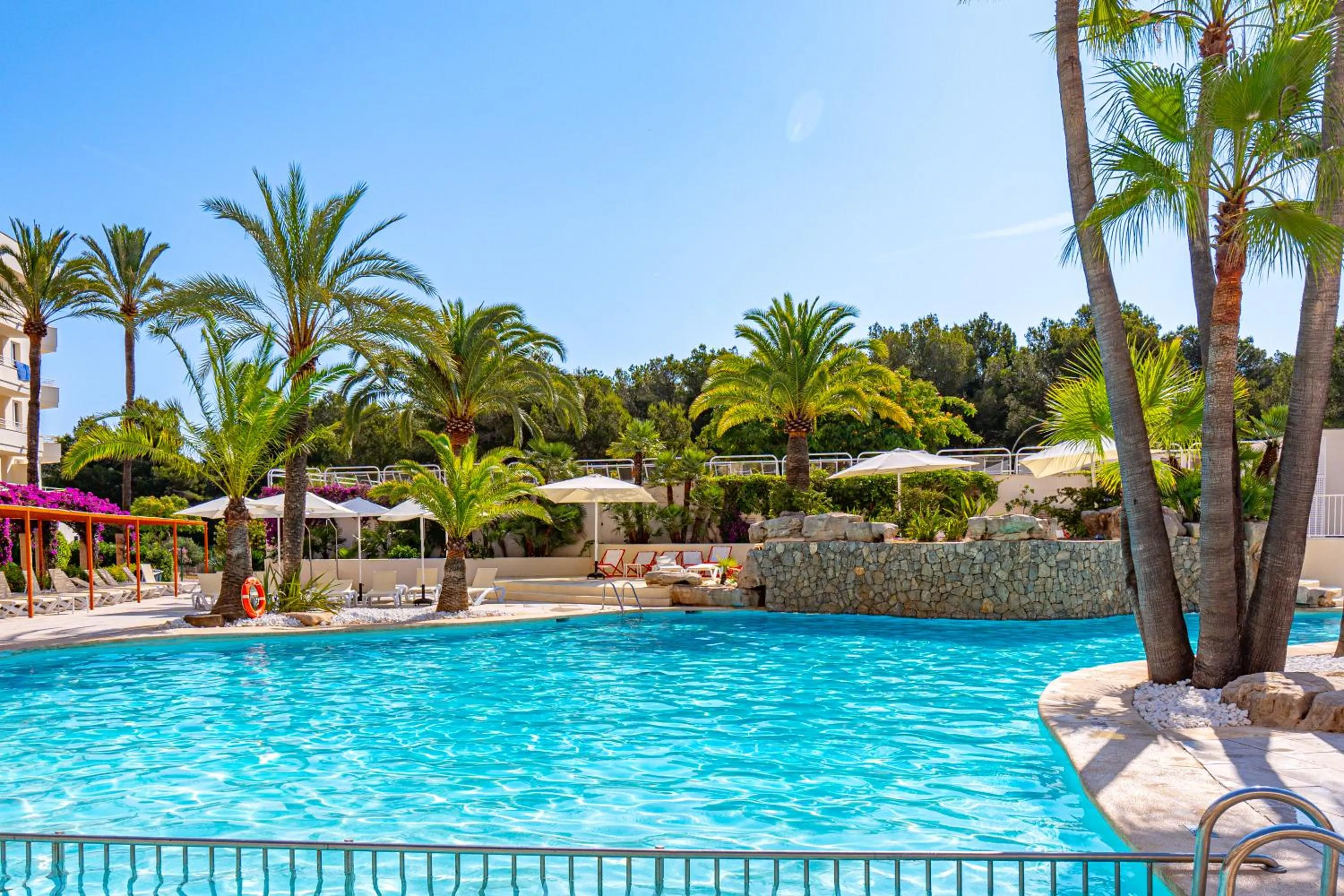 Swimming pool in Hotel Rosella affiliated by Intelier