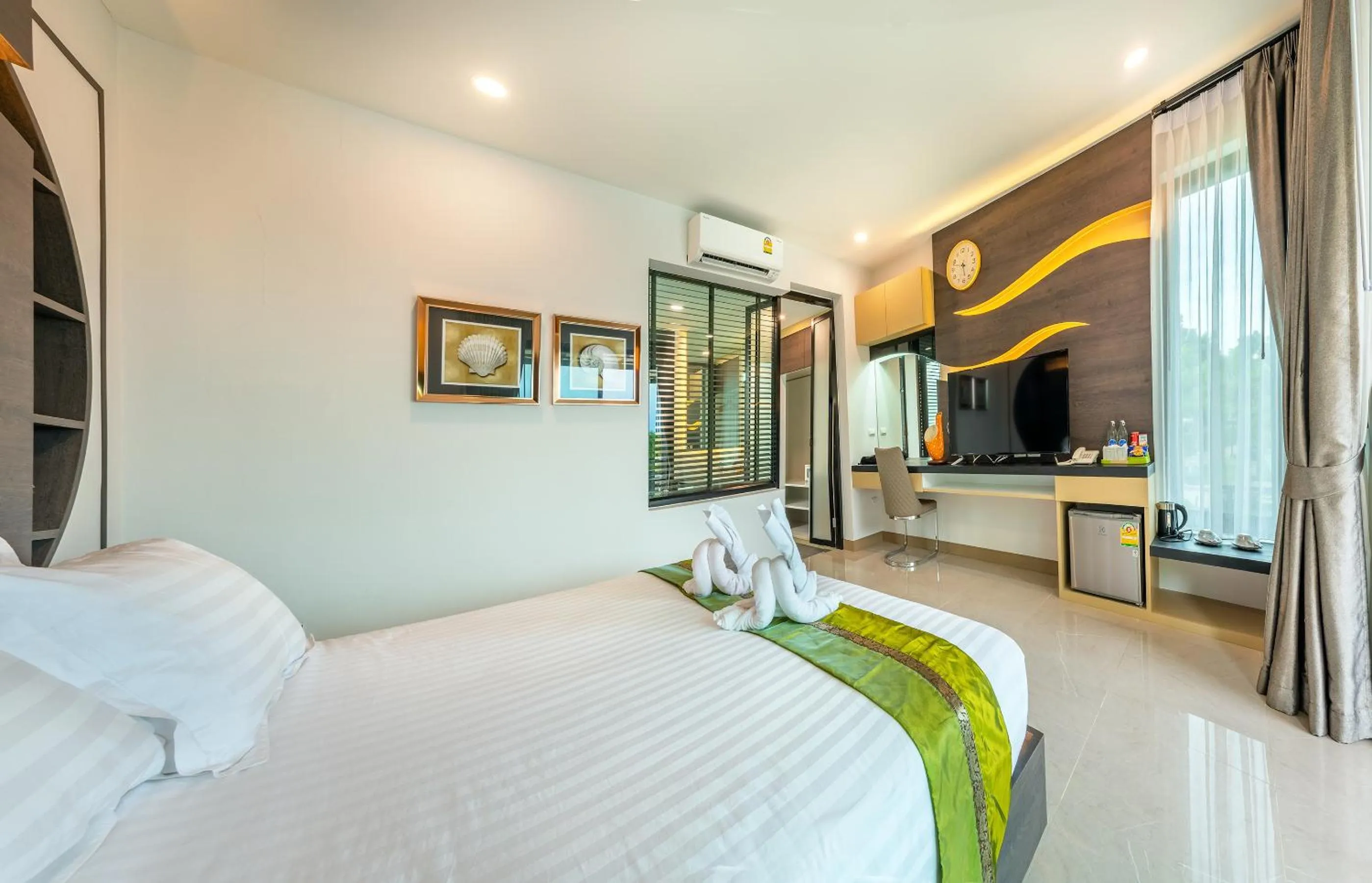 Bed in Boat House Boutique Riverside