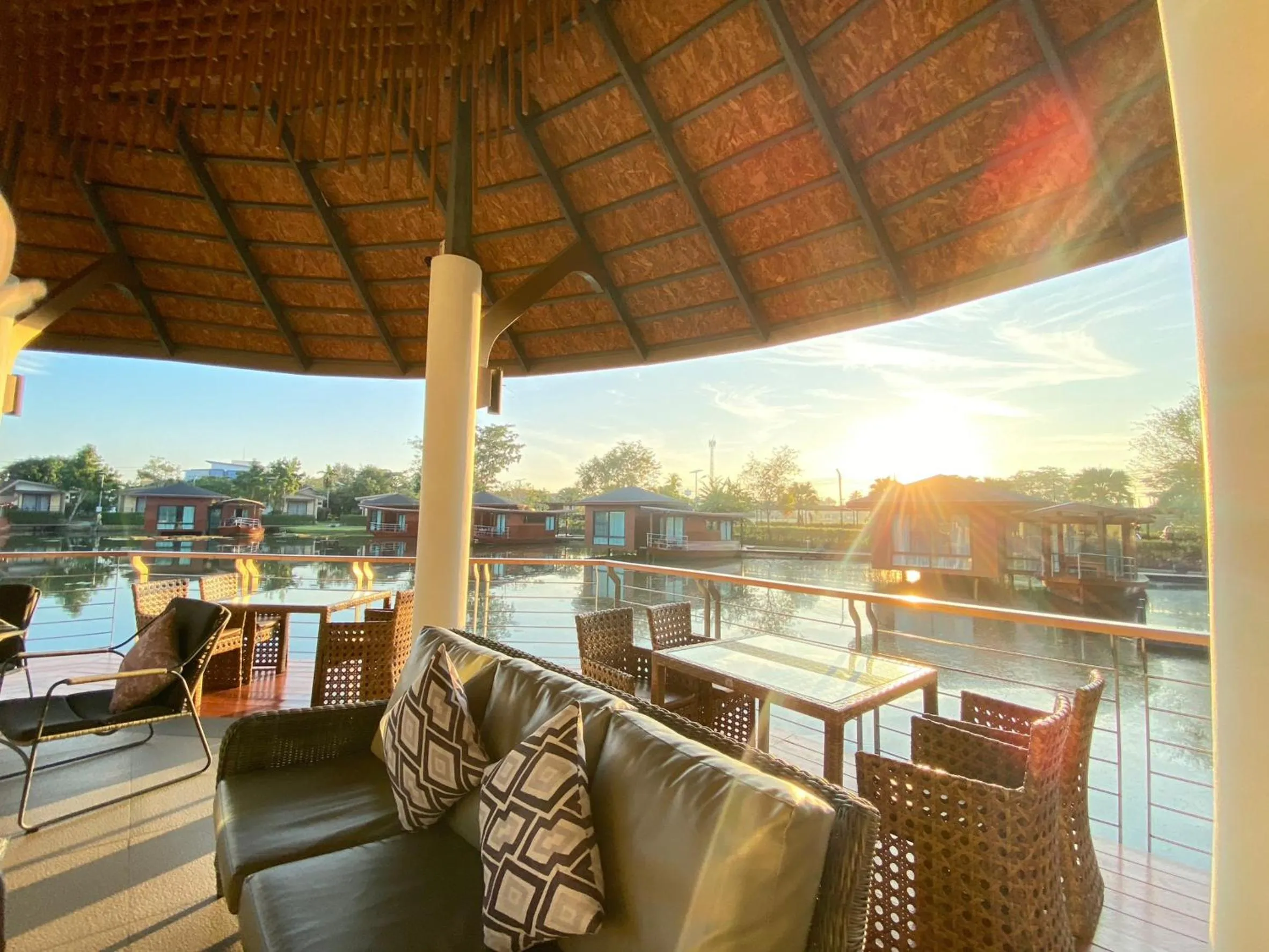 Boat House Boutique Riverside