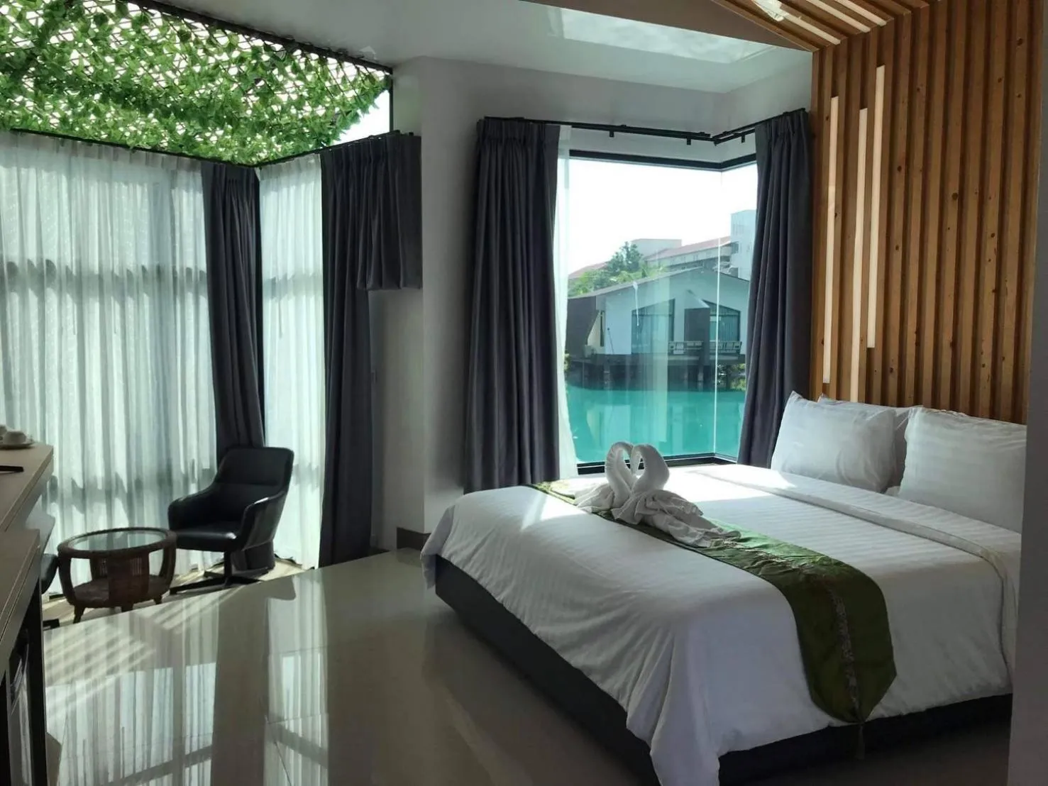 Bed in Boat House Boutique Riverside