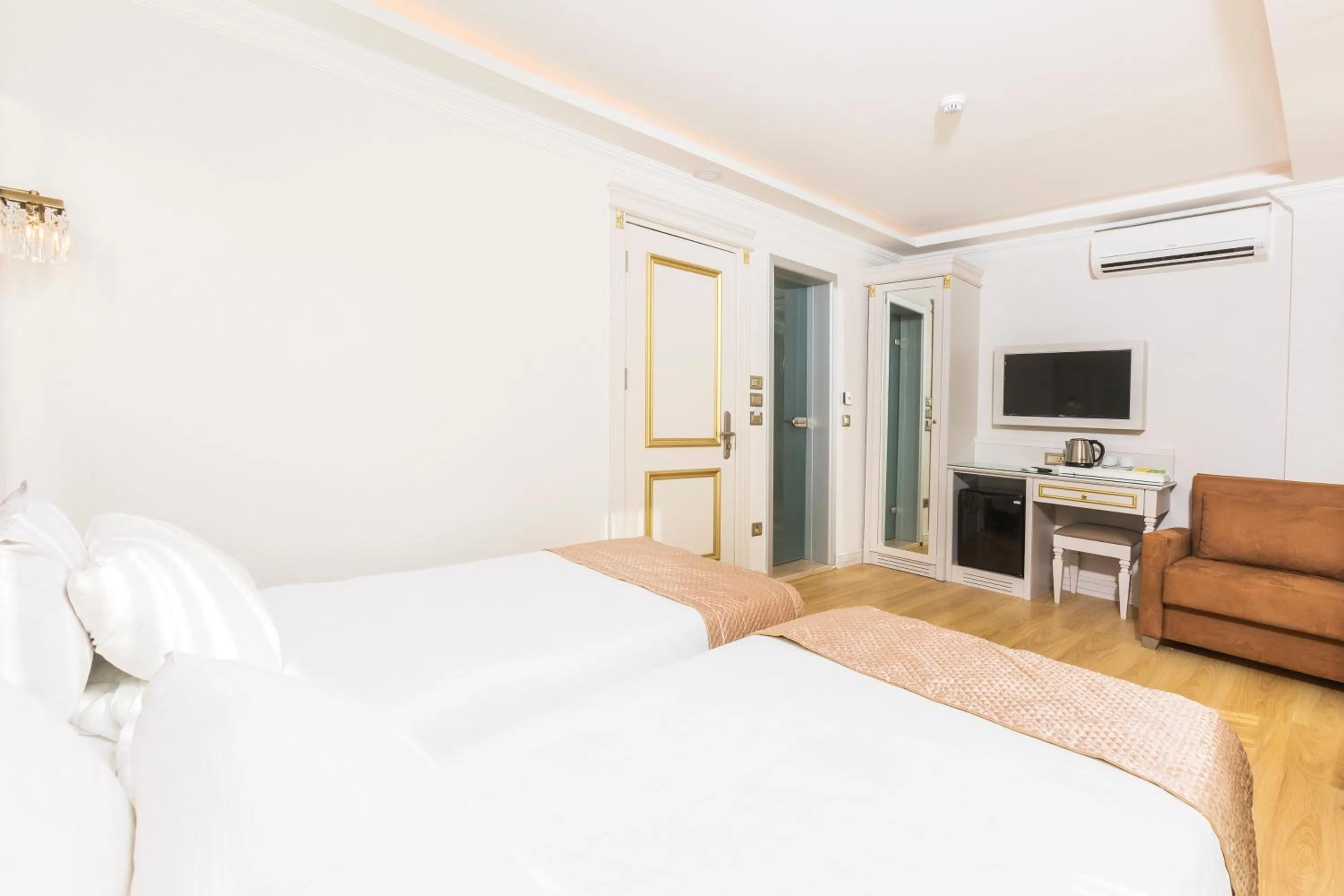 Communal lounge/ TV room, Bed in City Hall Hotel Sultanahmet