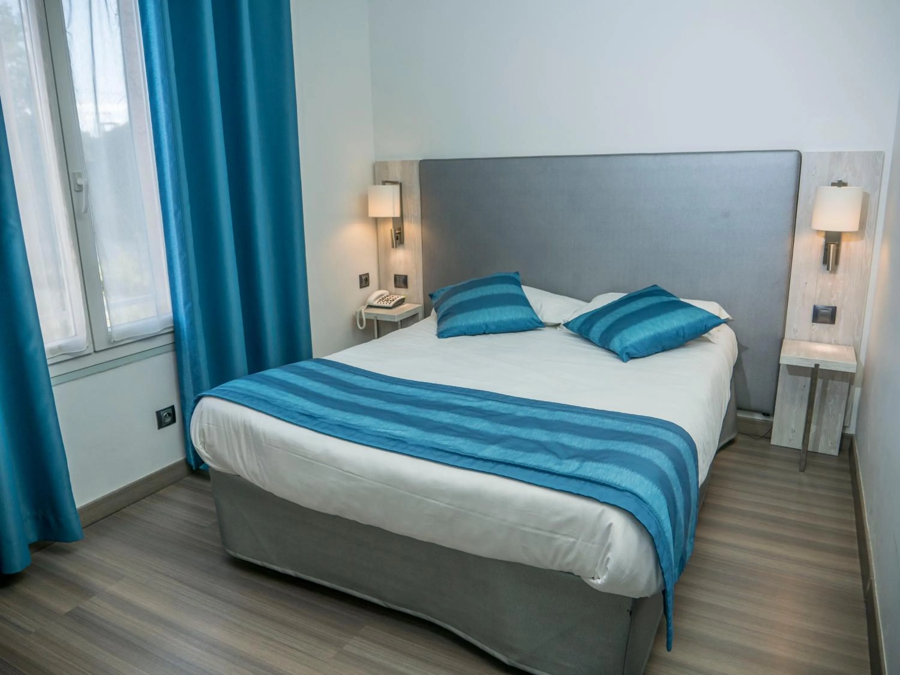 Bed in Logis Hotel Restaurant Uzès Pont du Gard