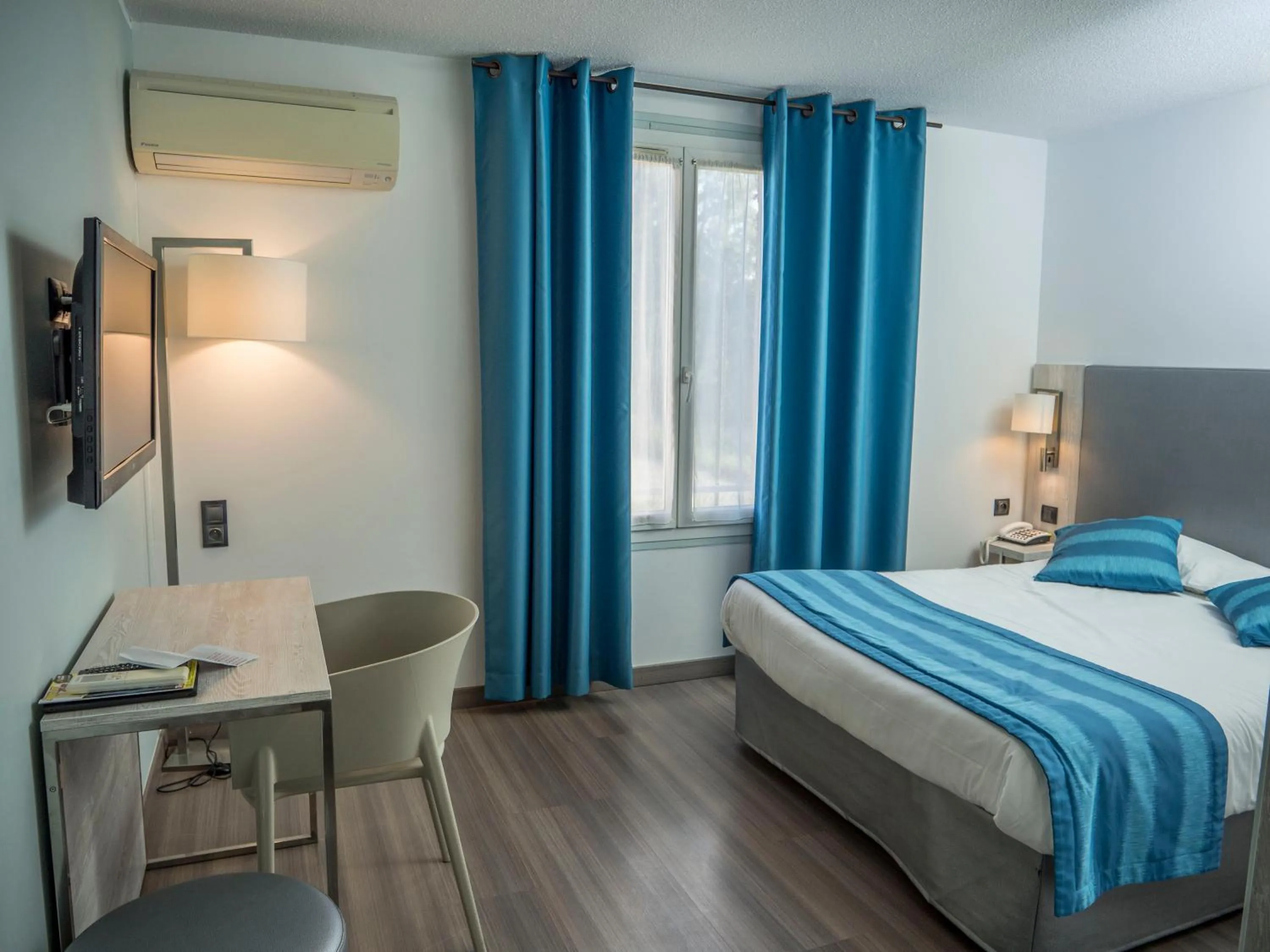 Photo of the whole room, Bed in Logis Hotel Restaurant Uzès Pont du Gard