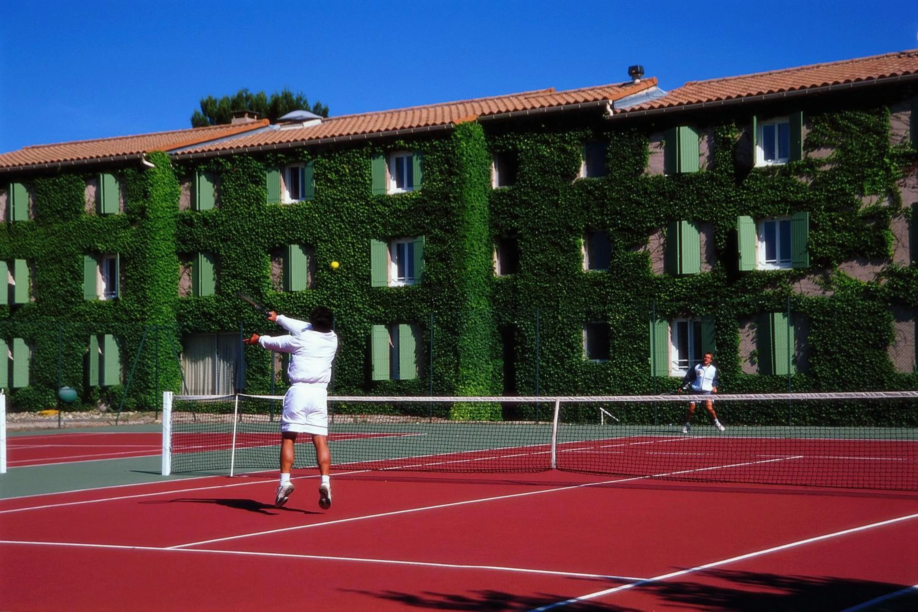 Tennis court in Logis Hotel Restaurant Uzès Pont du Gard