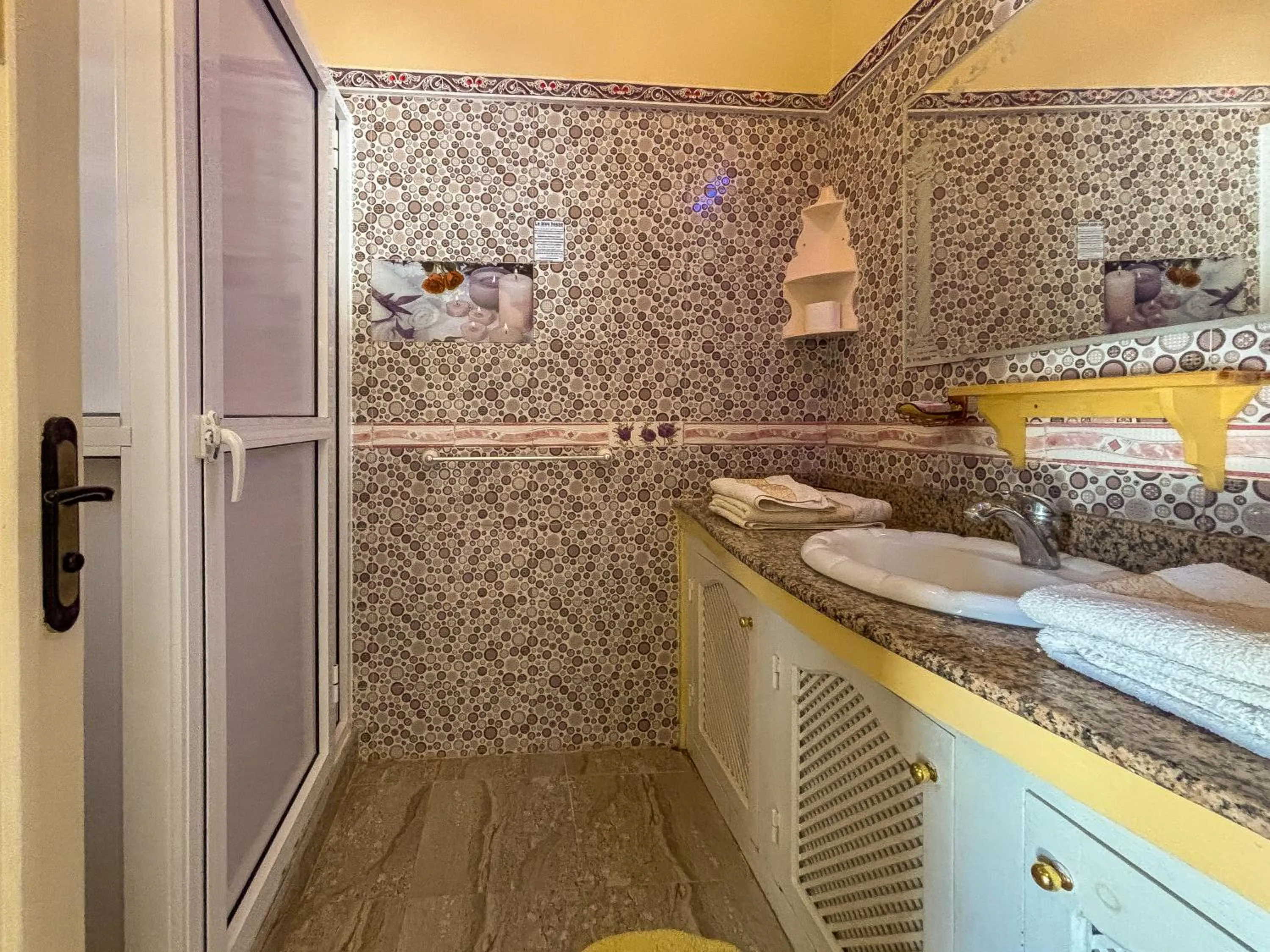 Shower in Le Bleu House