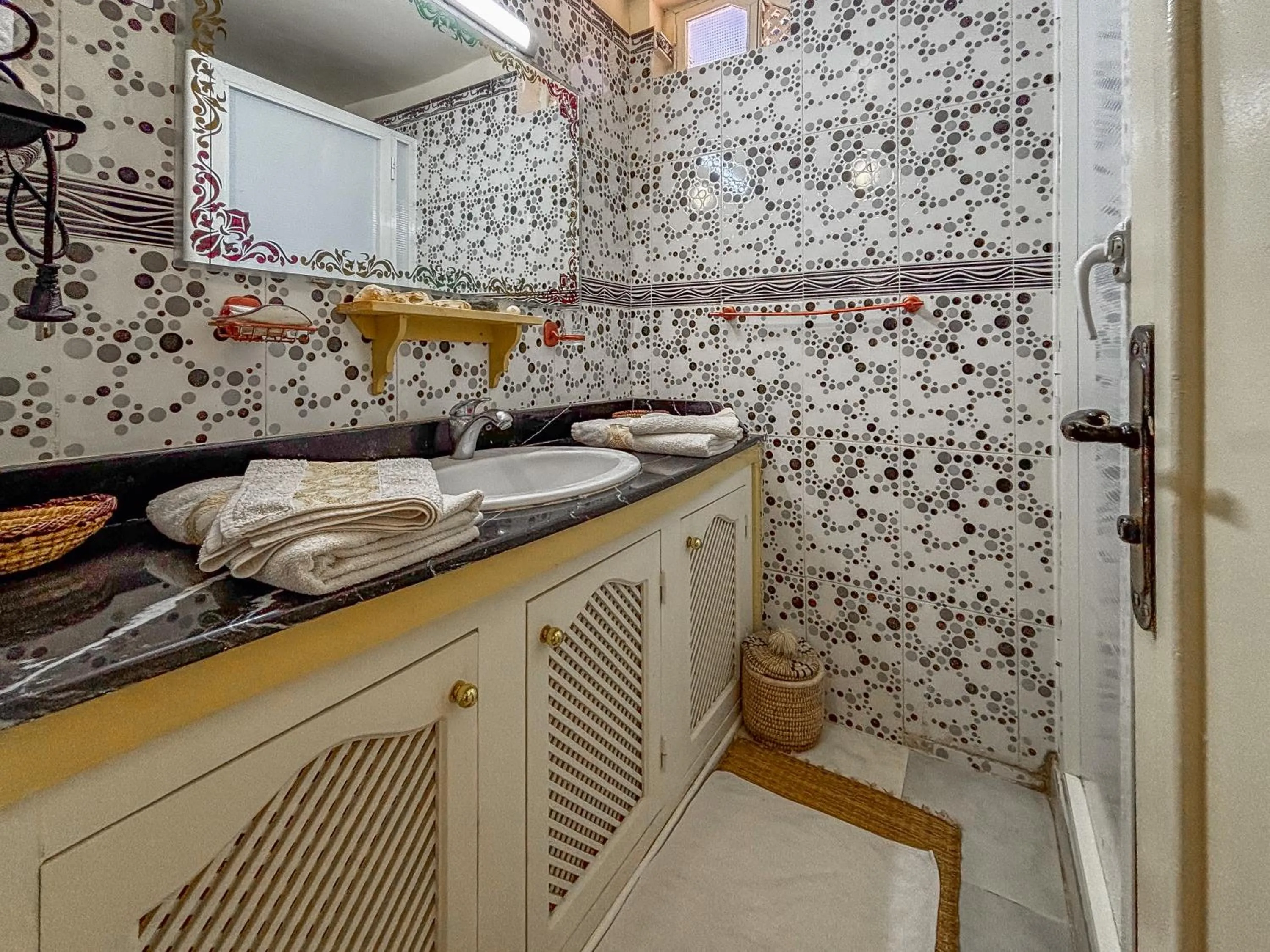 Shower in Le Bleu House