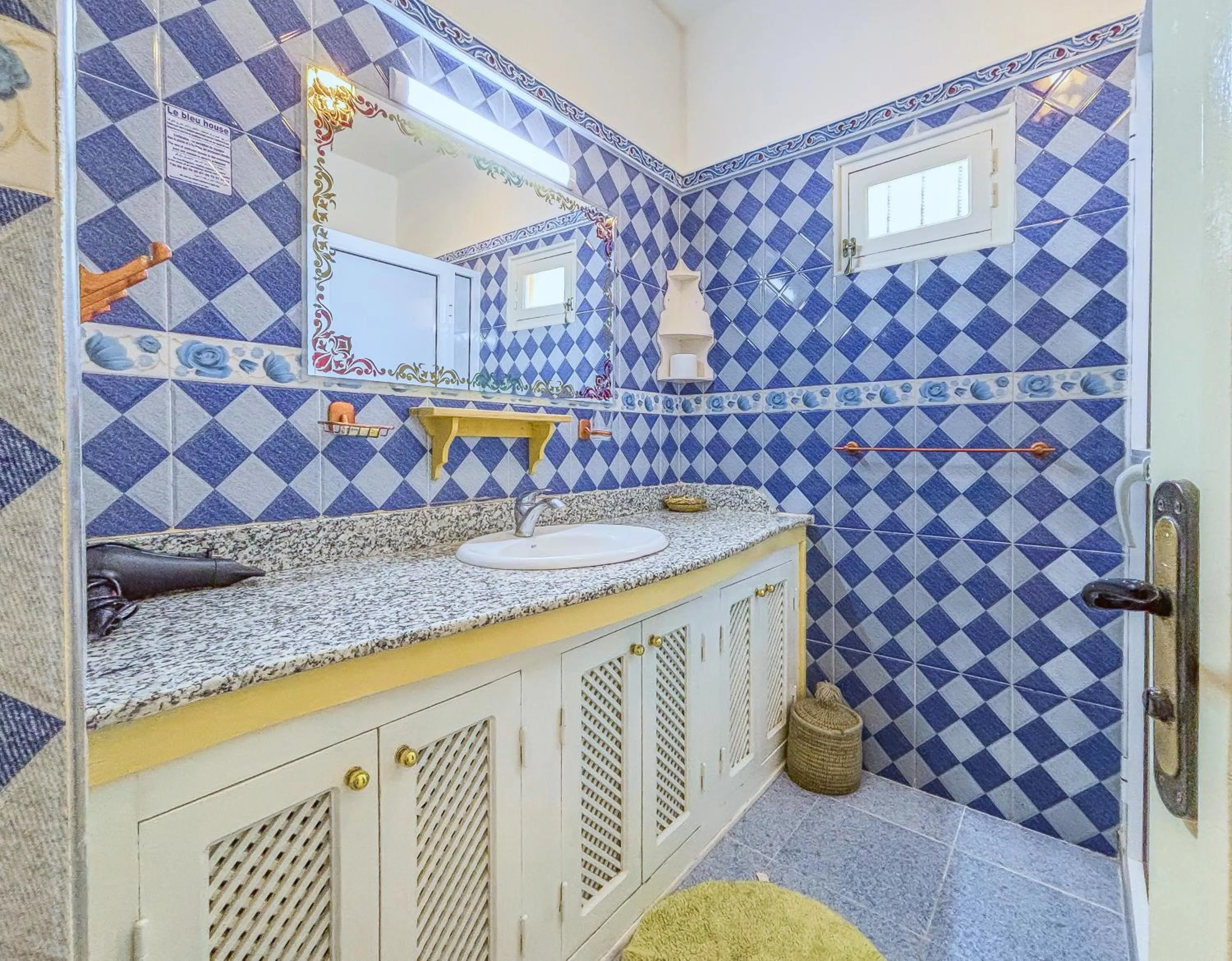 Shower in Le Bleu House