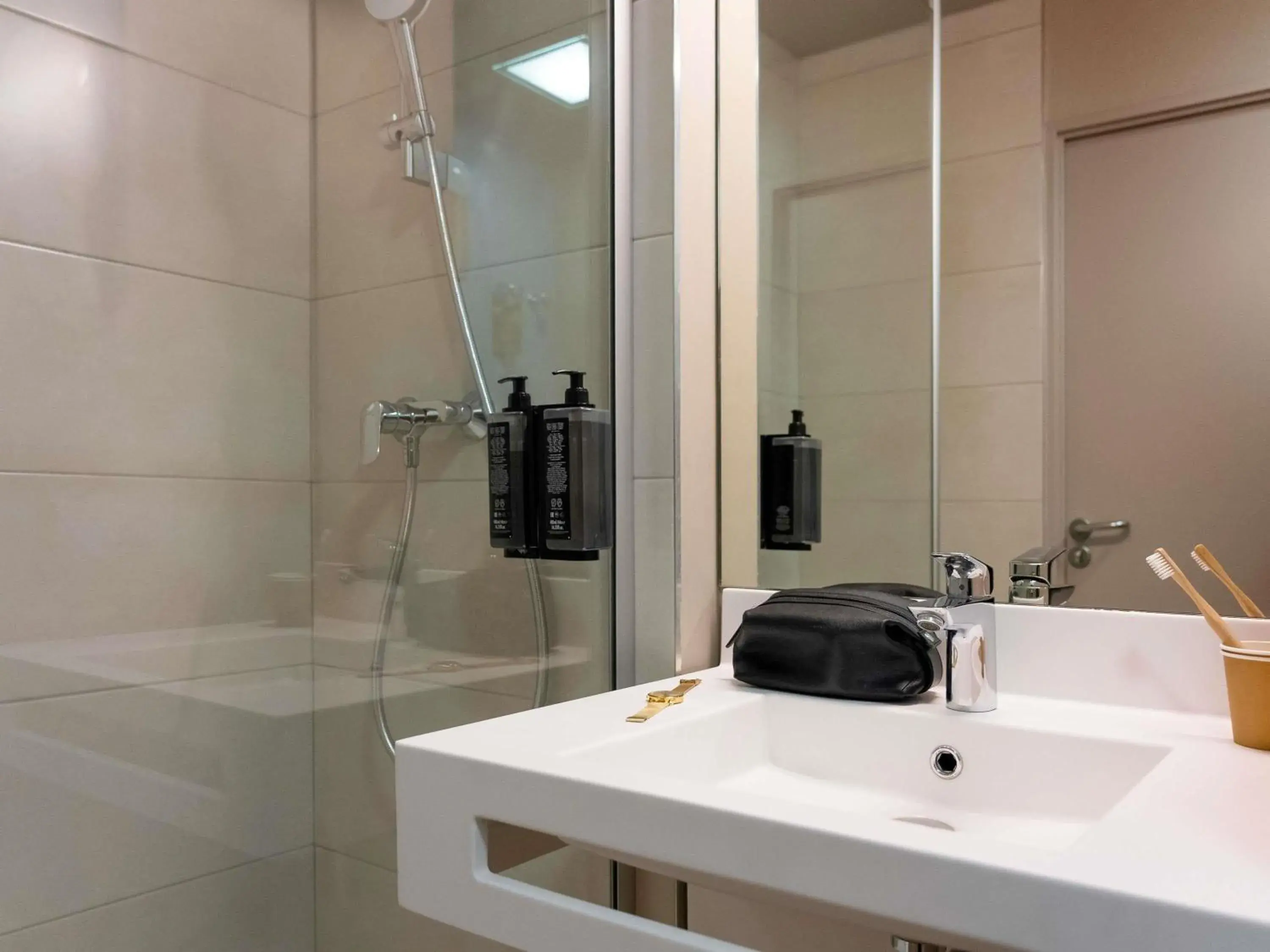 Bedroom in ibis Styles Aix les Bains Domaine de Marlioz Bedroom in ibis Styles Aix les Bains Domaine de Marlioz