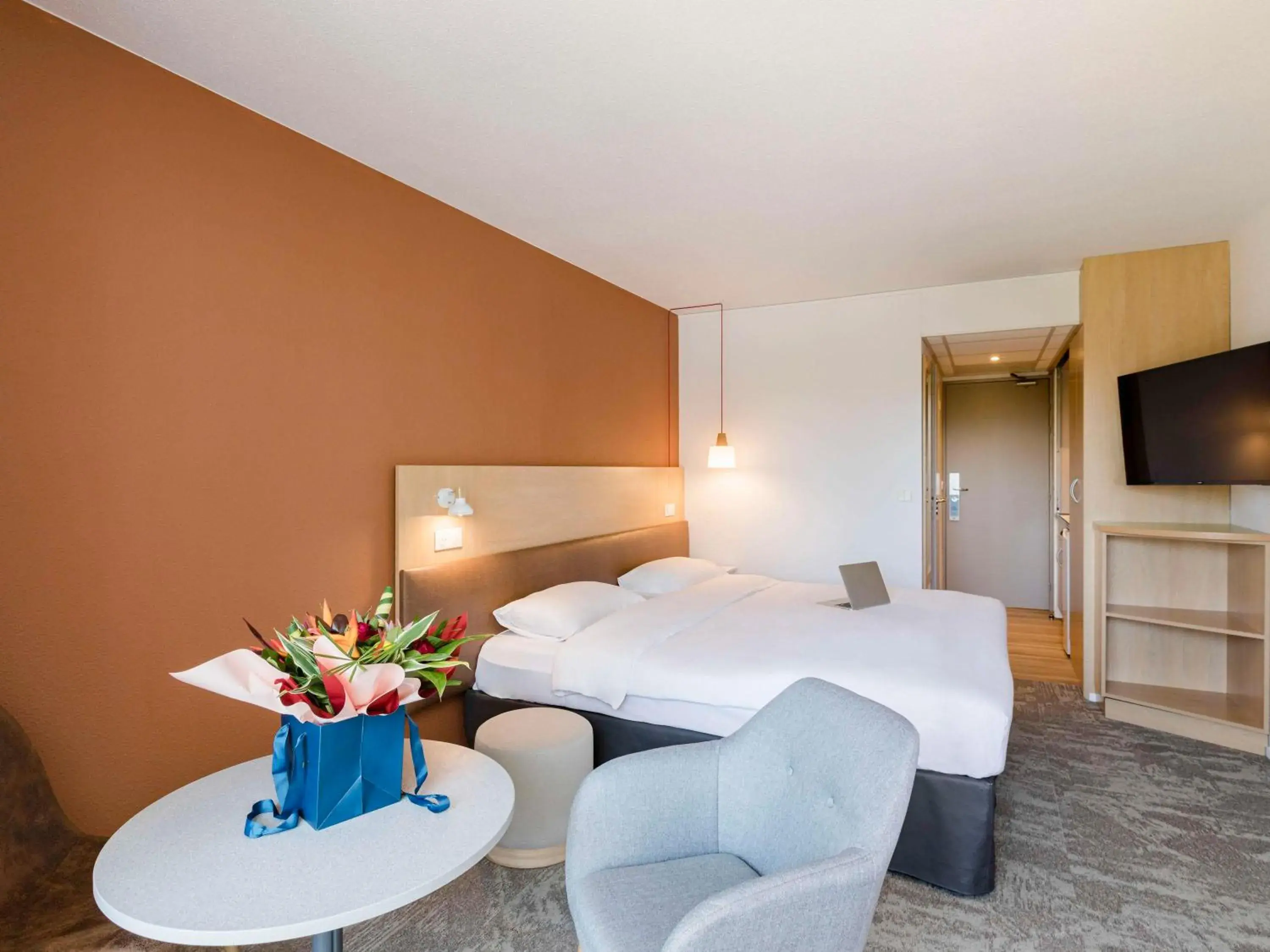 Bedroom, Bed in ibis Styles Aix les Bains Domaine de Marlioz Bedroom, Bed in ibis Styles Aix les Bains Domaine de Marlioz