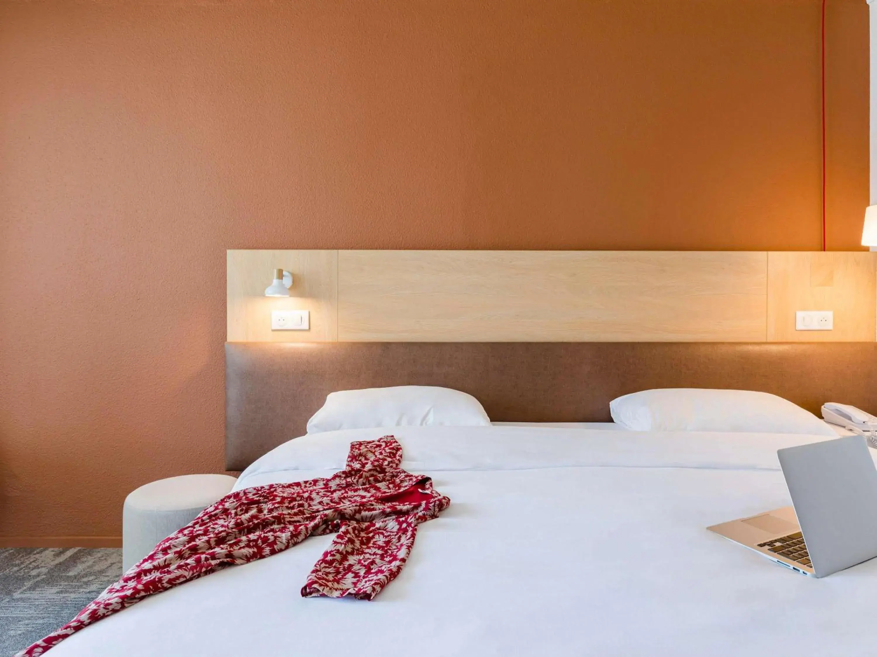 Bedroom, Bed in ibis Styles Aix les Bains Domaine de Marlioz Bedroom, Bed in ibis Styles Aix les Bains Domaine de Marlioz