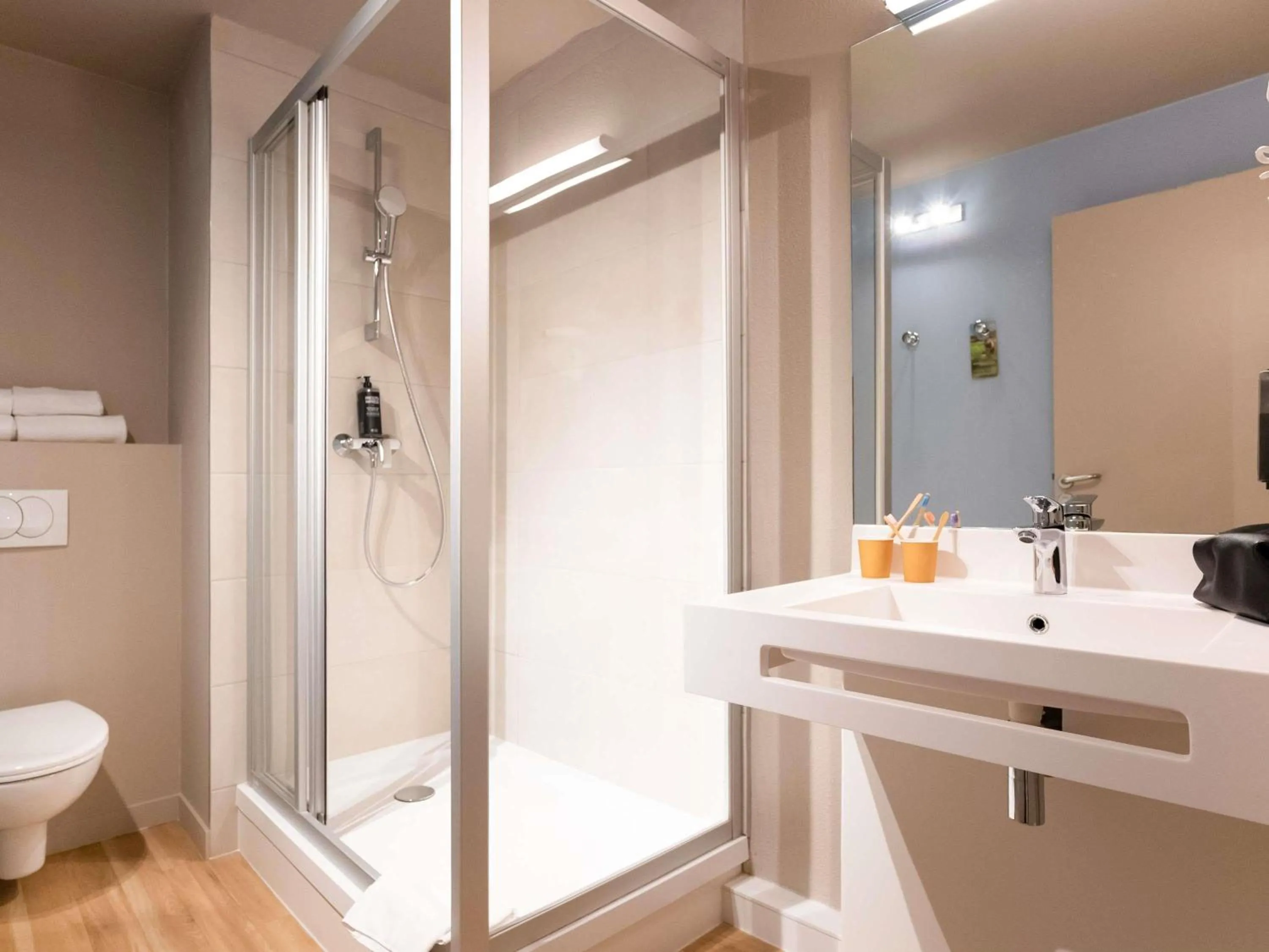 Bedroom in ibis Styles Aix les Bains Domaine de Marlioz