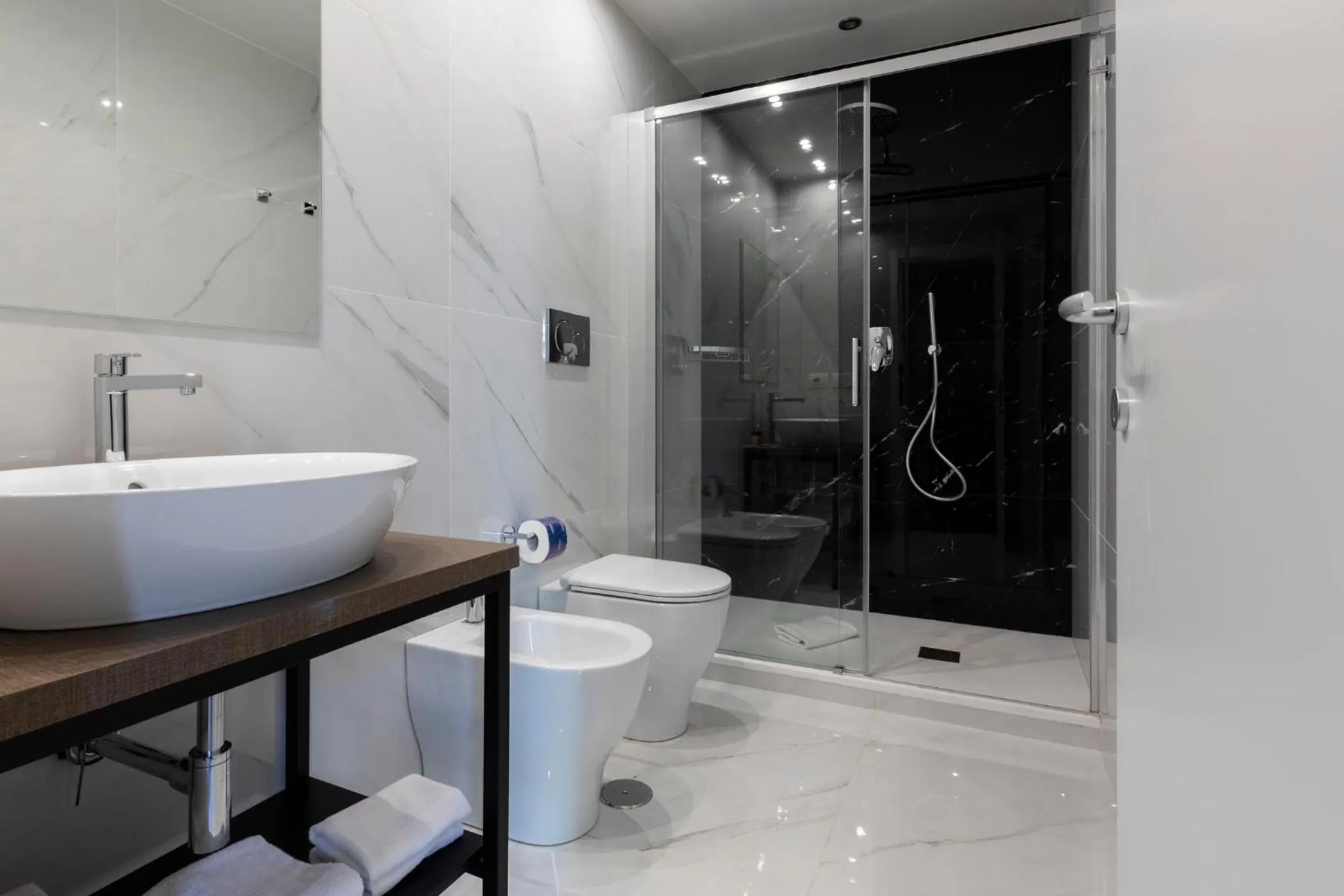Bathroom in Giubbonari Suites