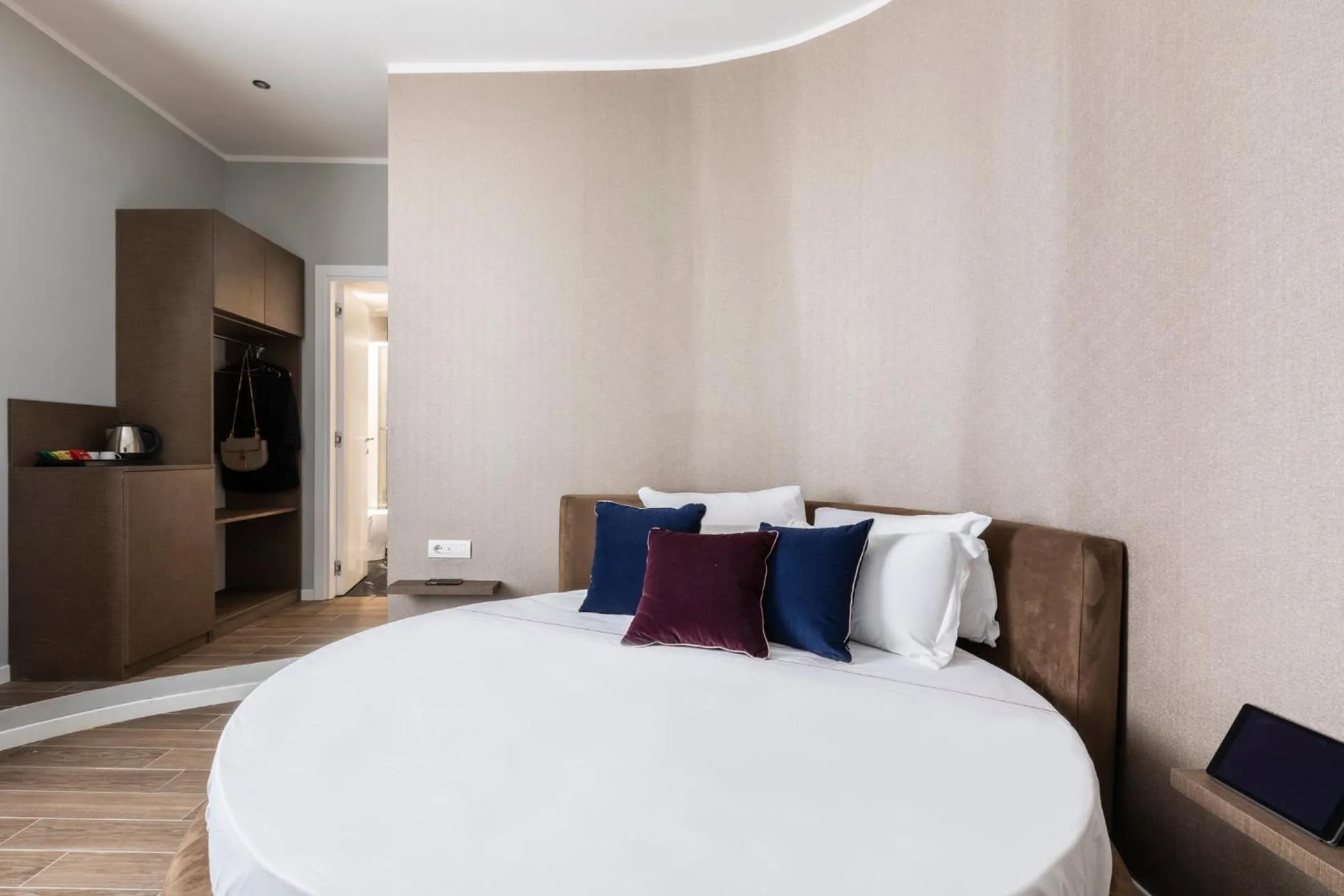 Bed in Giubbonari Suites