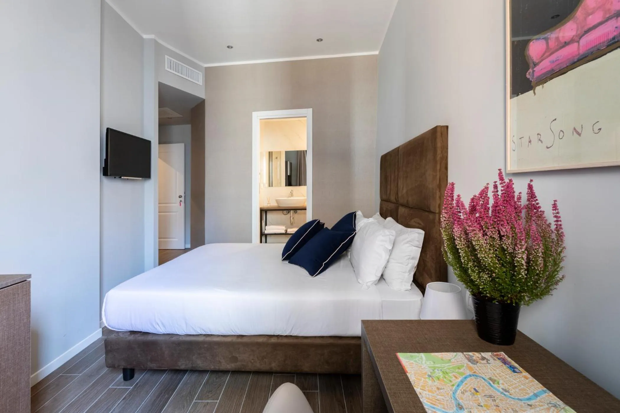 Bed in Giubbonari Suites