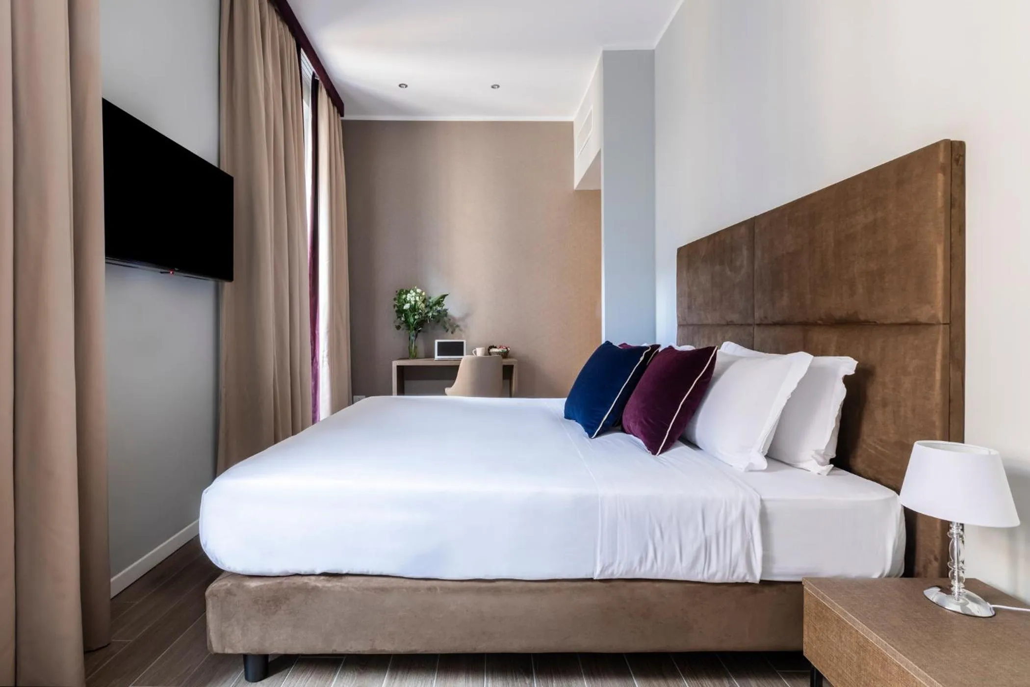 Bed in Giubbonari Suites