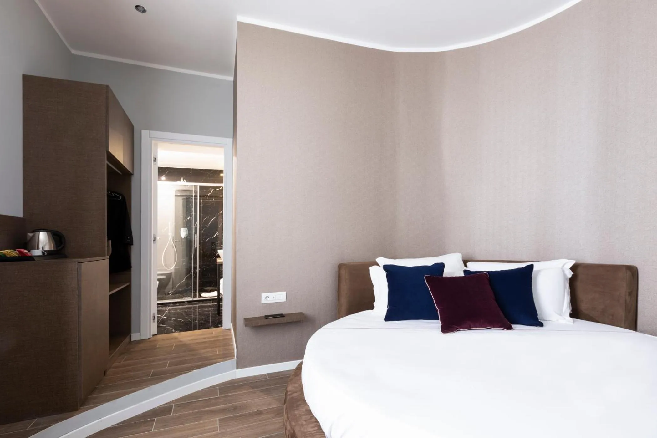 Bed in Giubbonari Suites