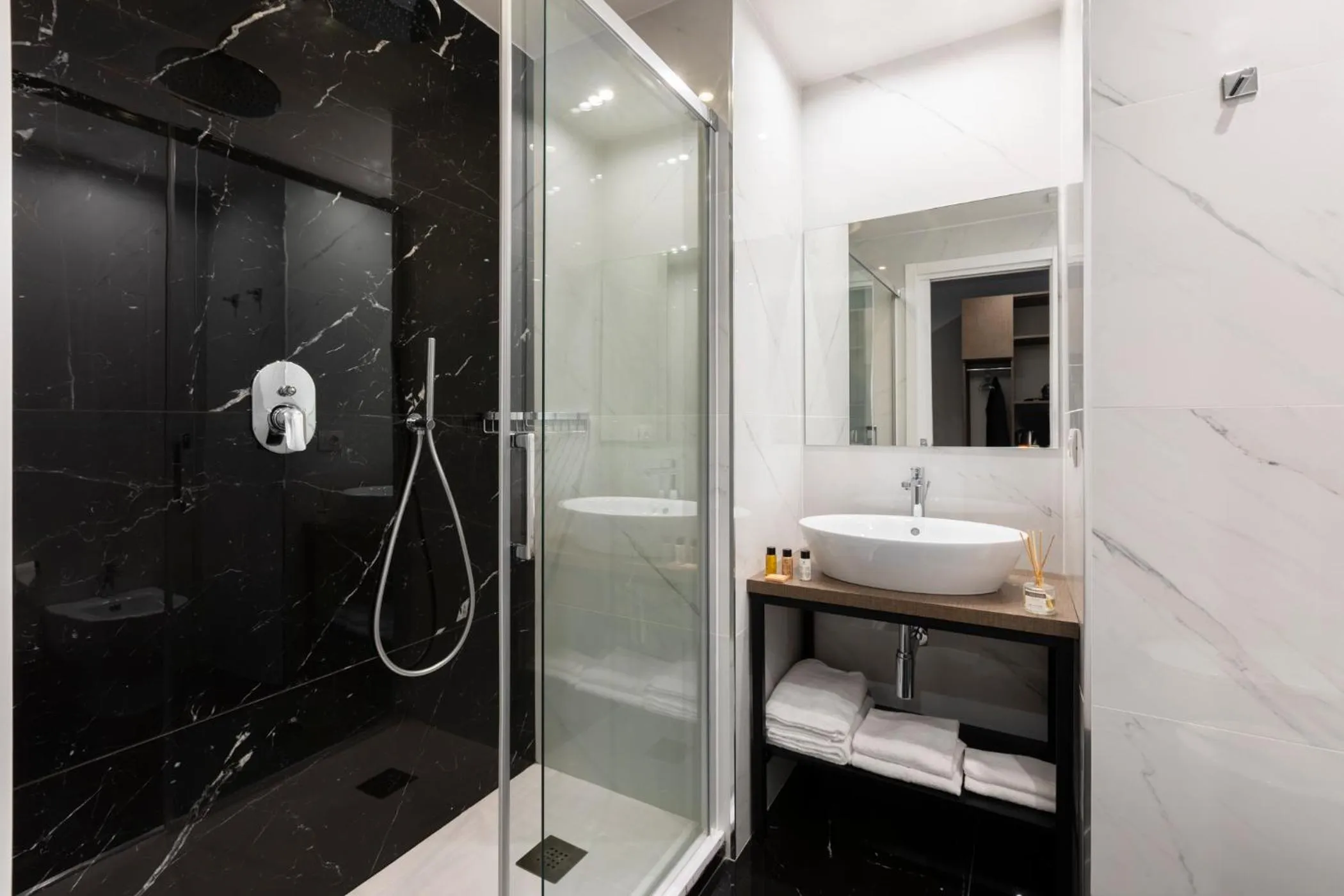 Bathroom in Giubbonari Suites