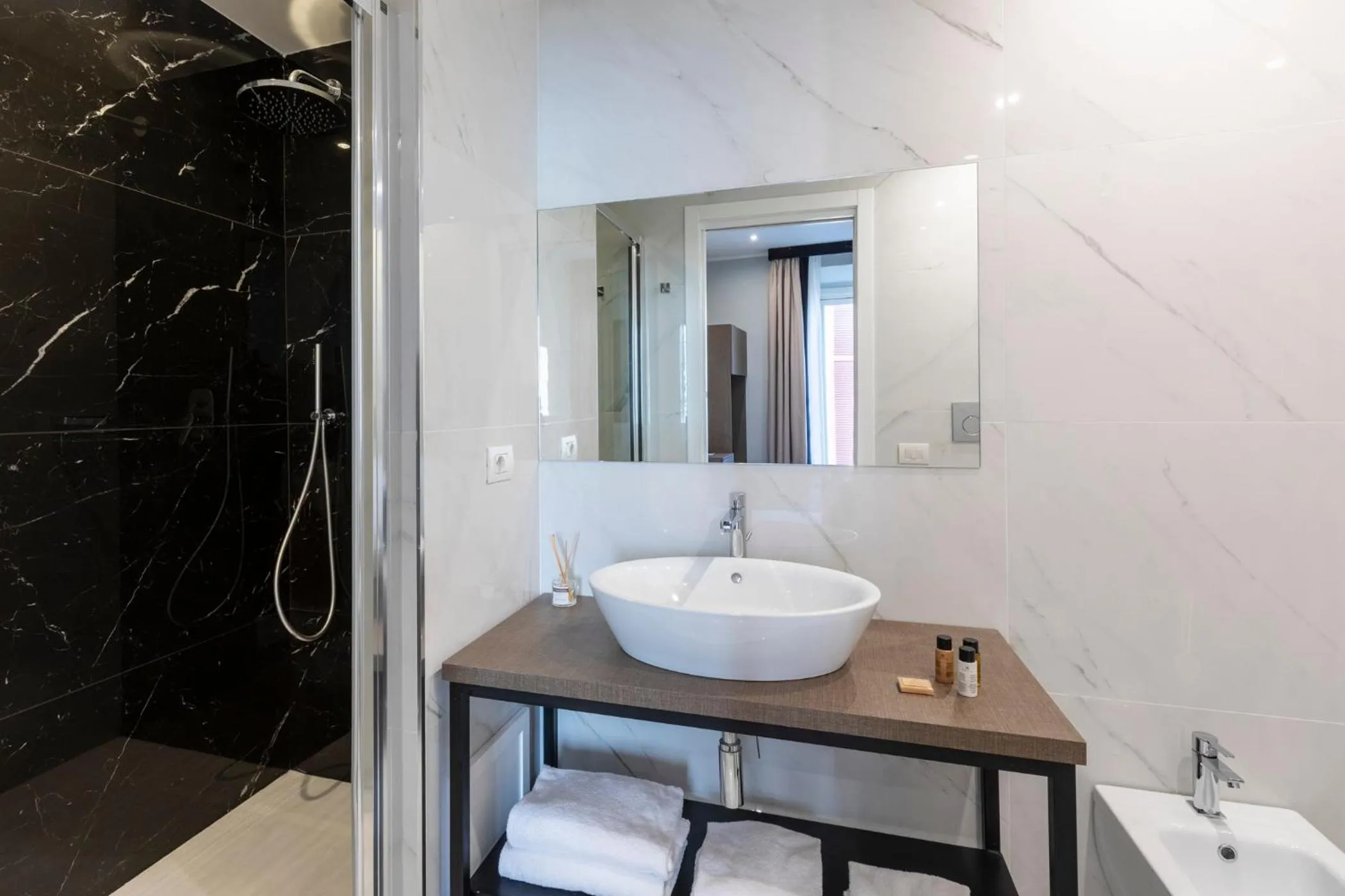 Bathroom in Giubbonari Suites