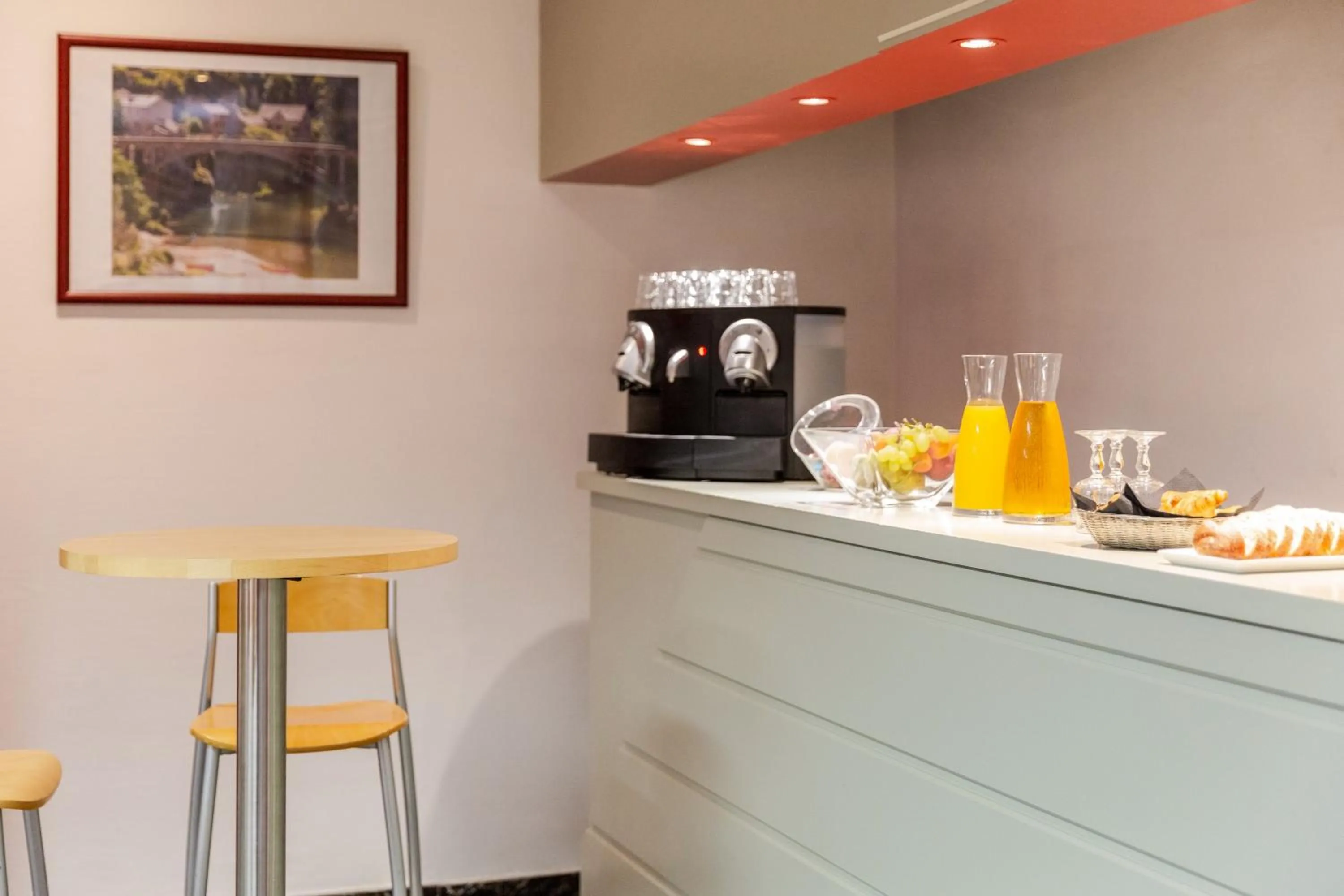 Coffee/tea facilities in Mercure Millau