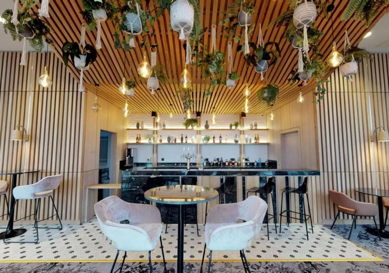 Lounge or bar in voco Manchester - City Centre by IHG