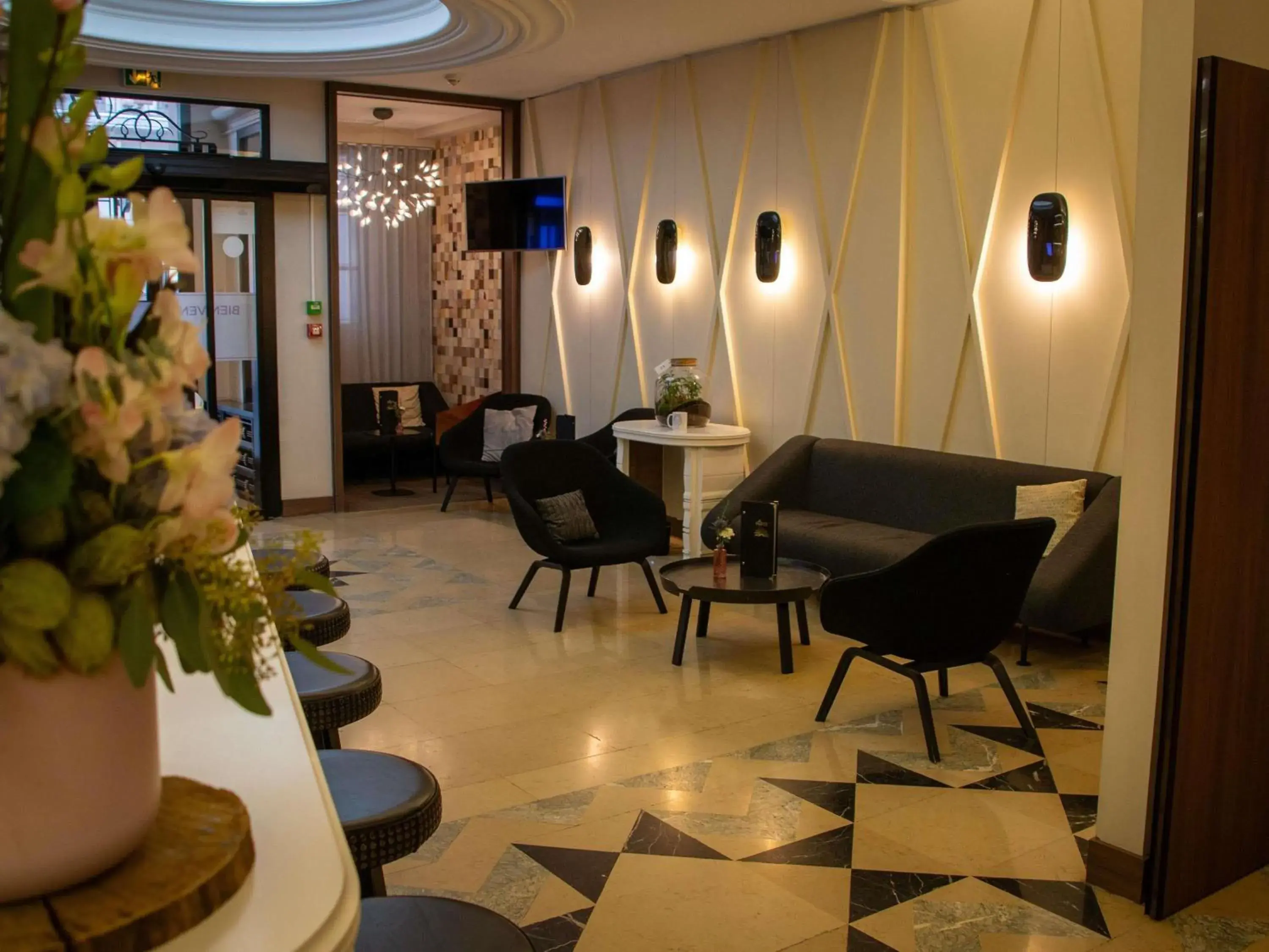 Lounge or bar in Mercure Lyon Centre Beaux-Arts Lounge or bar in Mercure Lyon Centre Beaux-Arts
